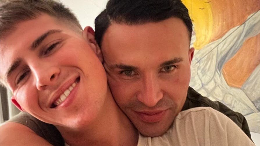 Gustav Salinas var som de fleste andre medvirkende ekstremt kræsen i "For lækker til love". Alligevel er det blevet til kærlighed gennem tiden, og i år blev latinofyren kæreste med Sebastian Due, som han er dybt forelsket i.