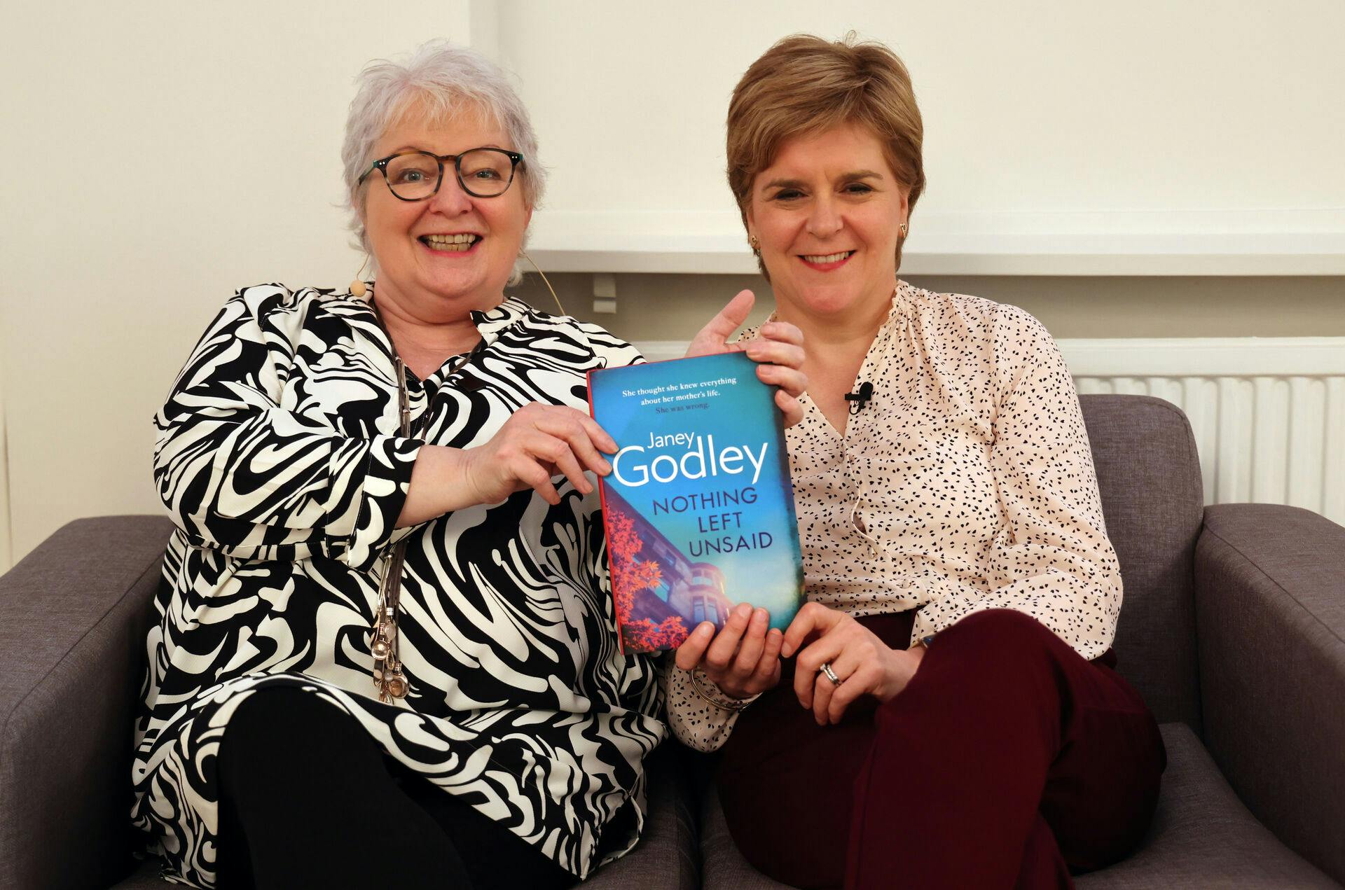 Her ses Janey Godley (t.v.) i maj sidste år sammen med den tidligere toppolitiker Nicola Sturgeonand.