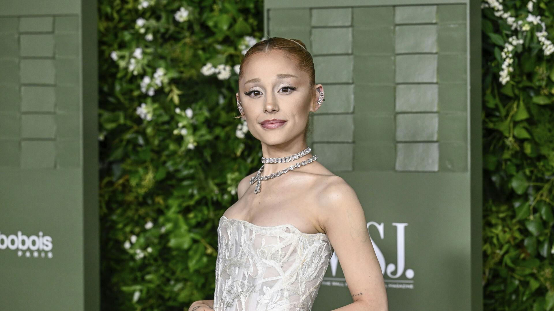 Ariana Grandes romance med Ethan Slater går stadig strålende.