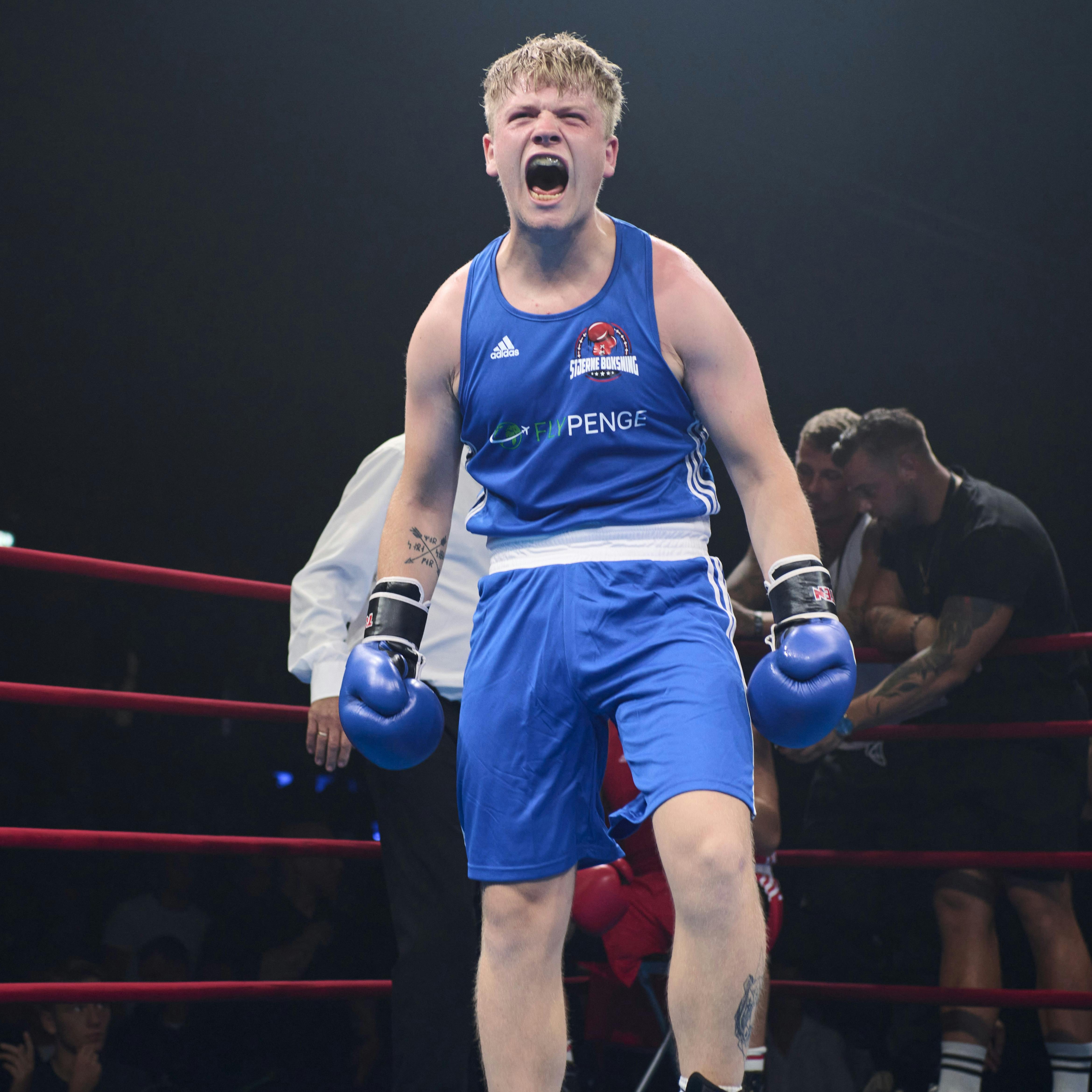 Der var ingen slinger i valsen, da Tobias Møller for to år siden slog Mads Emil Andersen i "Stjerneboksning". Nu jubler YouTubere af helt andre årsager. Han skal nemlig være far til foråret.