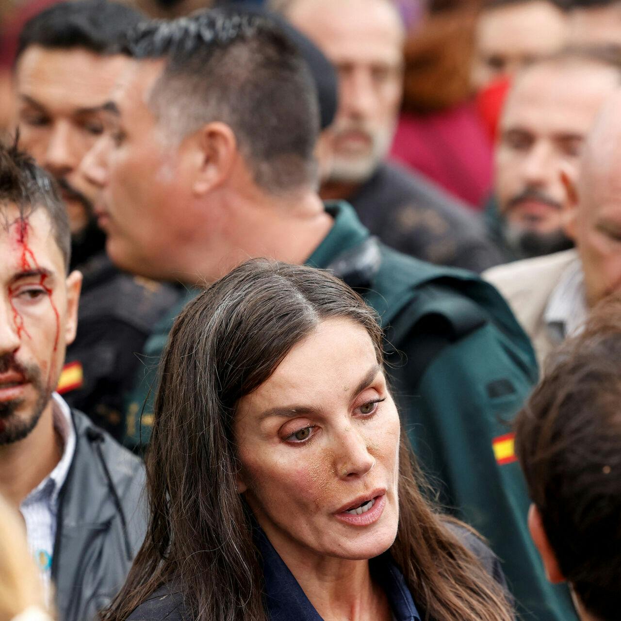 Der blev kastet med mudder og adskillige genstande efter kong Felipe og dronning Letizia.