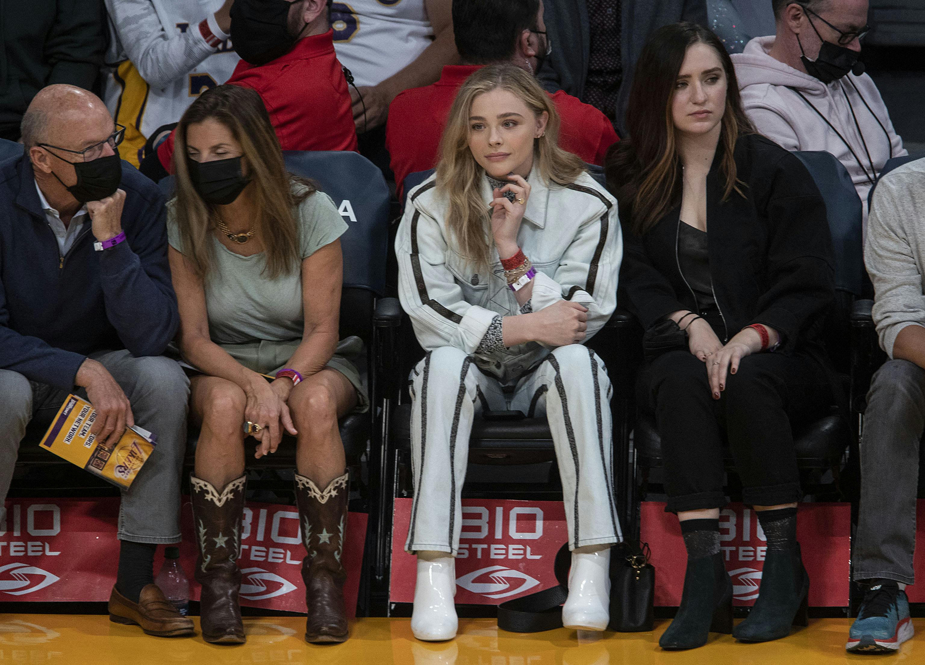 Her ses Chloe Grace Moretz (i hvidt, red.) under en sportskamp mellem Lakers og Magic.