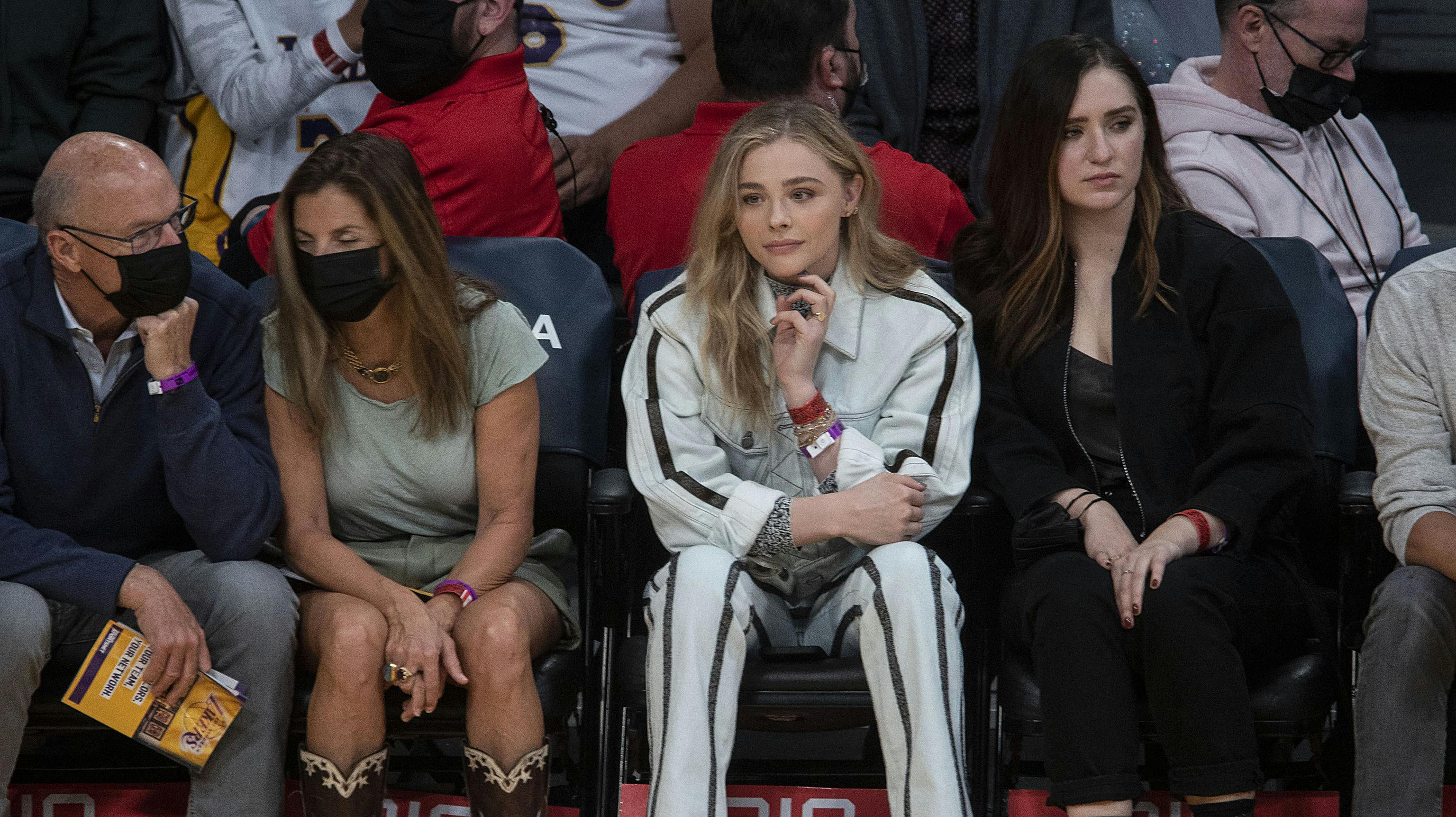 Her ses Chloe Grace Moretz (i hvidt, red.) under en sportskamp mellem Lakers og Magic.