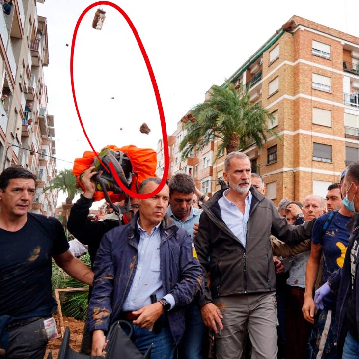 Der blev kastet med mudder og adskillige genstande efter kong Felipe og dronning Letizia.