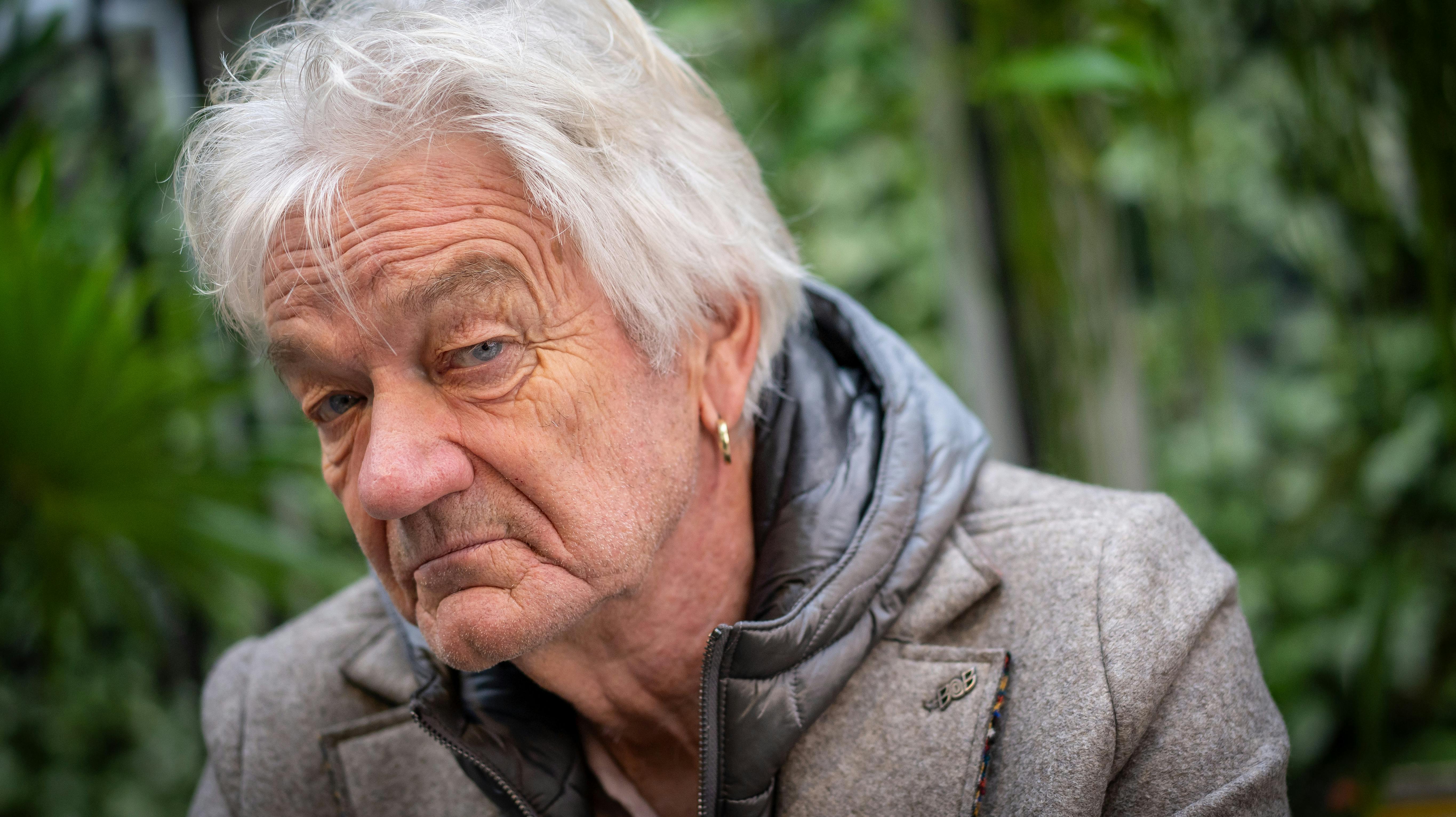 Den folkekære musiker kan ikke selv huske, at han fyrede en vittighed af midt under smerterne.