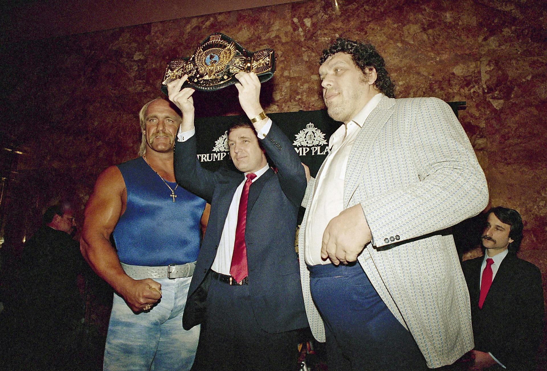 Sådan så det ud, da Donald Trump i 1988 annoncerede, at WWE's arrangement Wrestlemania skulle afholdes på Trump Plaza. Her ses han sammen med Hulk Hogan (til venstre) og Andre the Giant (til højre). 