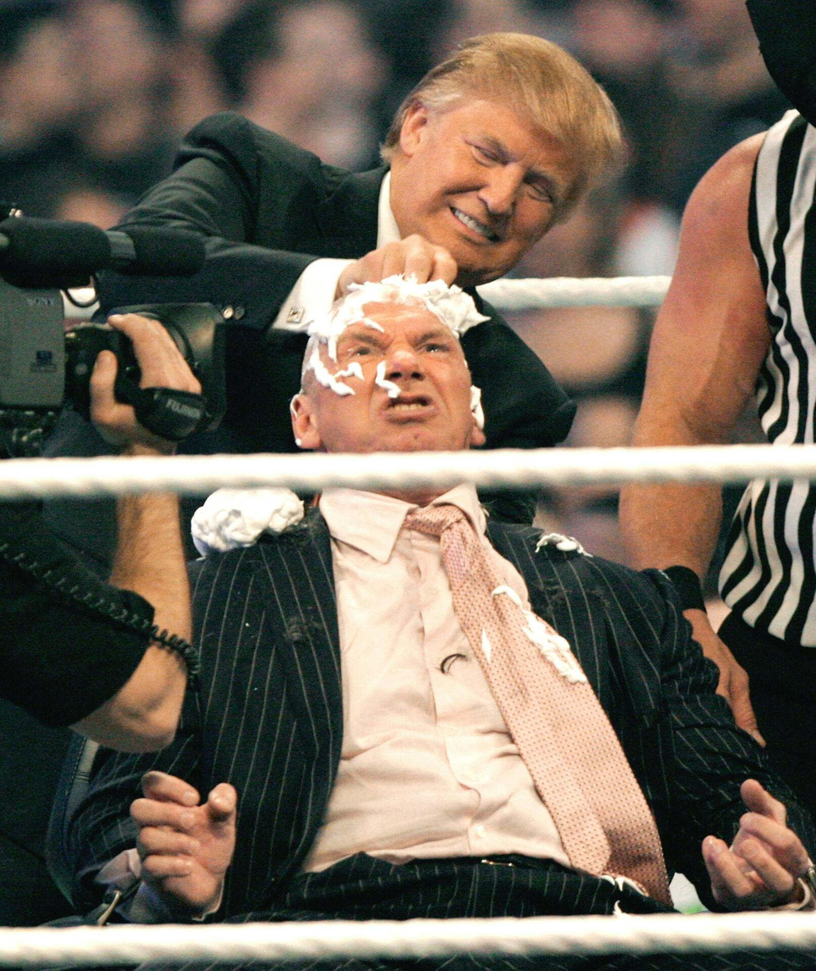 En af de kendte momenter fra Trumps wrestling karriere var, da han i 2007 barberede Vince McMahon fra WWE skaldet på scenen, da sidstnævnte havde tabt et væddemål.