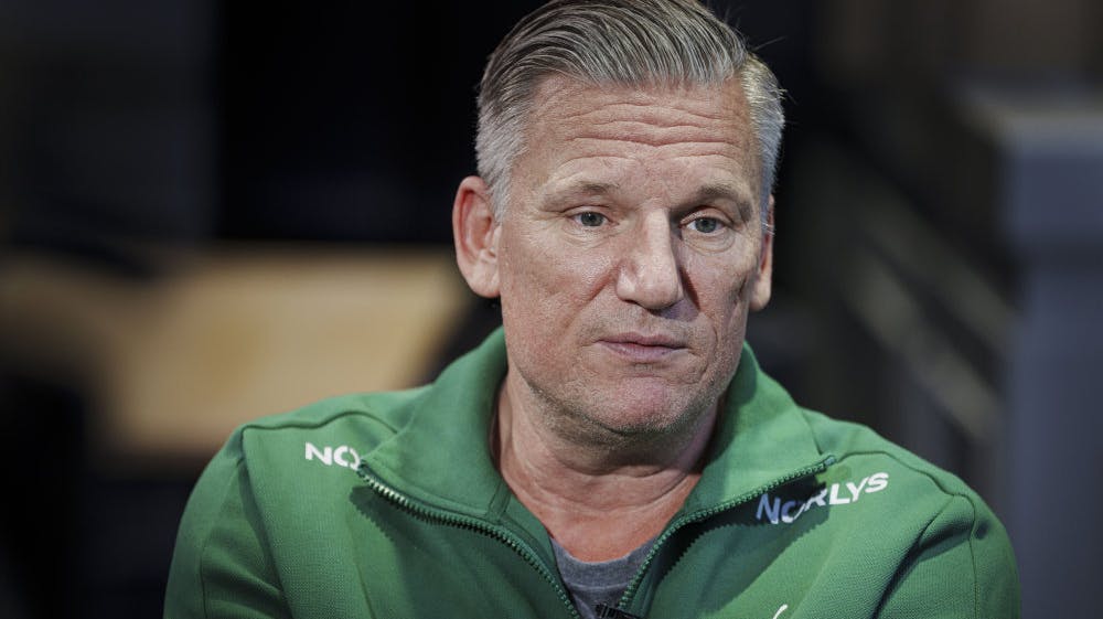 Landstræner Nikolaj Jacobsen var tilsyneladende ikke helt klar til to timer i biografmørket.