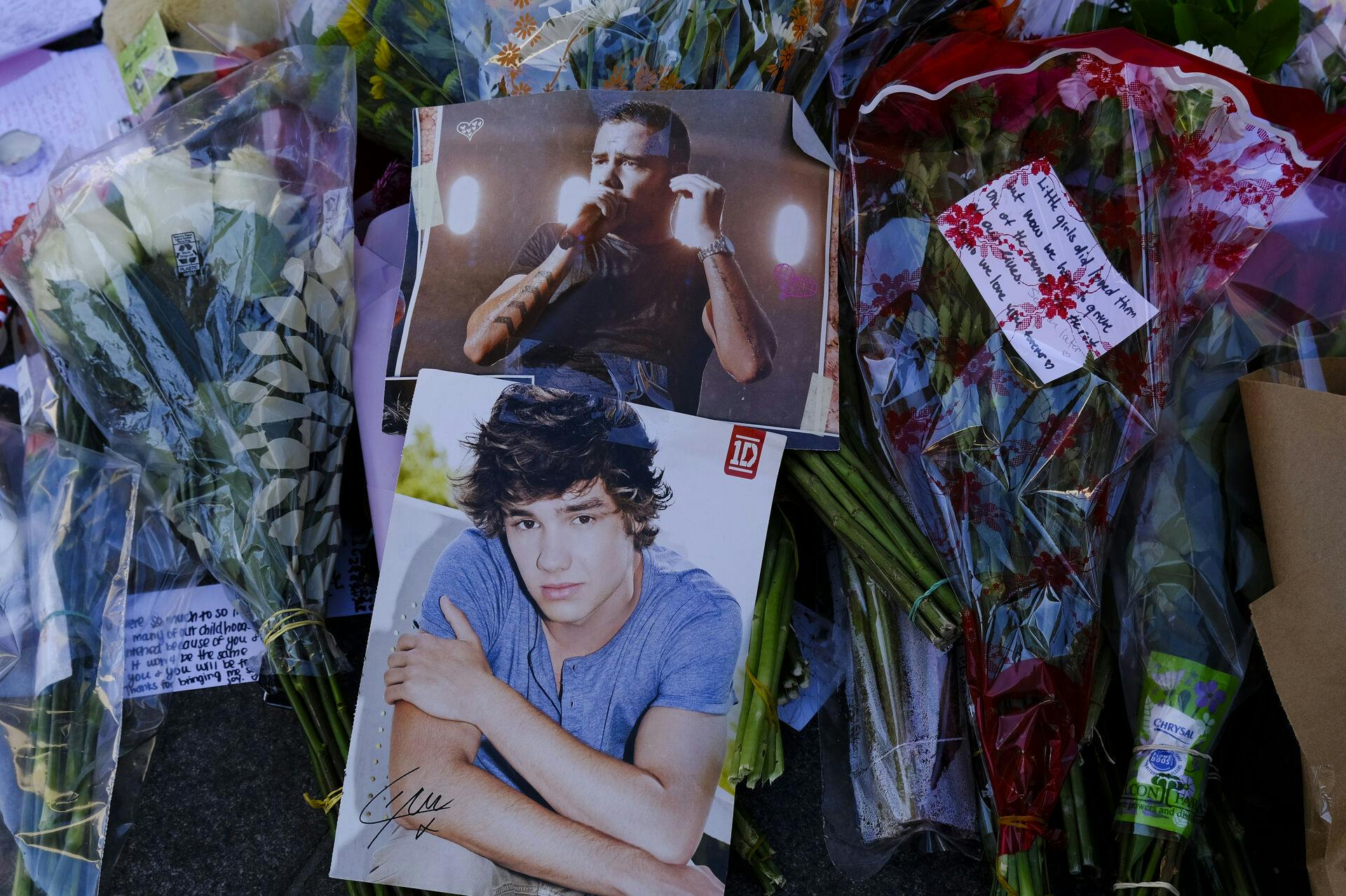 New York City, NY-October 21st 2024: Fan's of Liam Payne have made a make-shift memorial for the late singer in Washington Square Park in the West Village Credit: Katie Godowski / MediaPunch /IPX