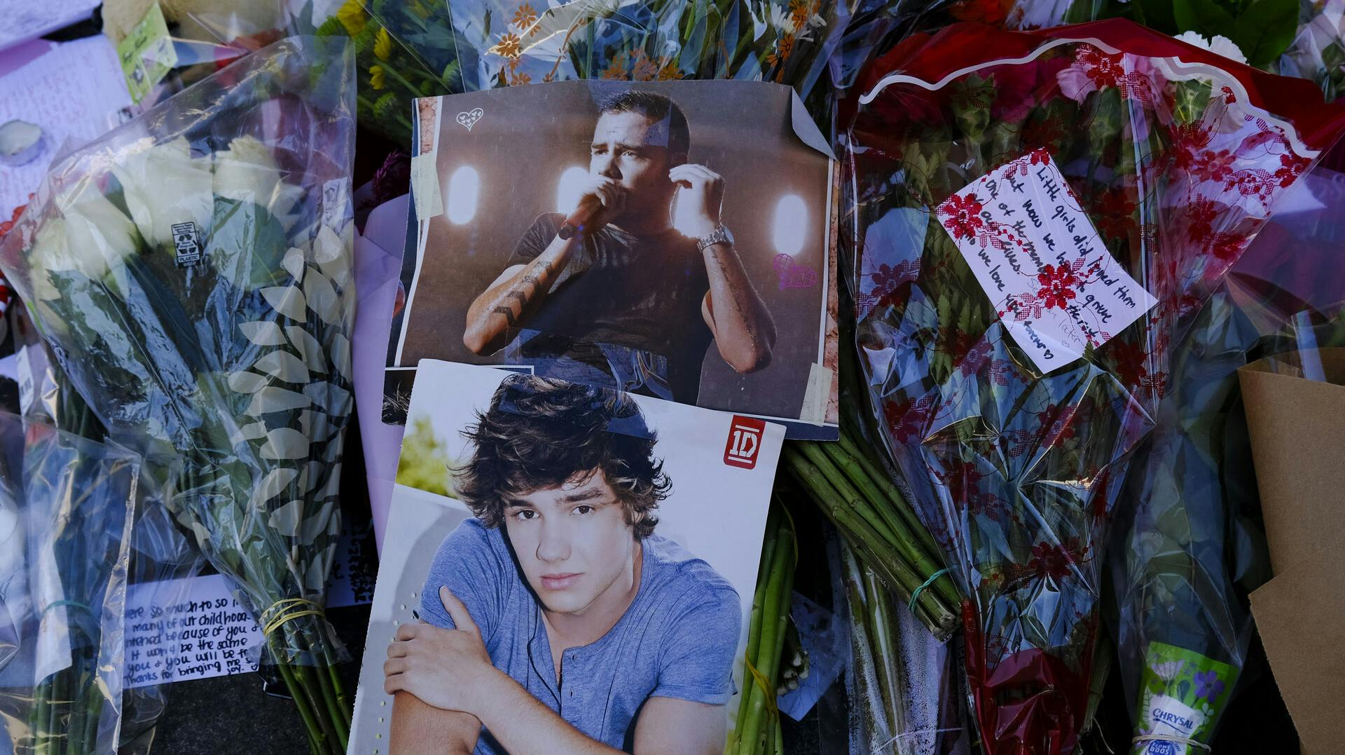 New York City, NY-October 21st 2024: Fan's of Liam Payne have made a make-shift memorial for the late singer in Washington Square Park in the West Village Credit: Katie Godowski / MediaPunch /IPX