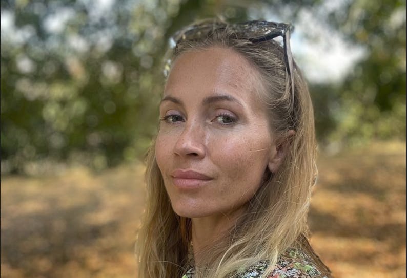 Joy Petersen lever til dagligt i et hjem fyld med skimmelsvamp, fortæller hun til SE og HØR.