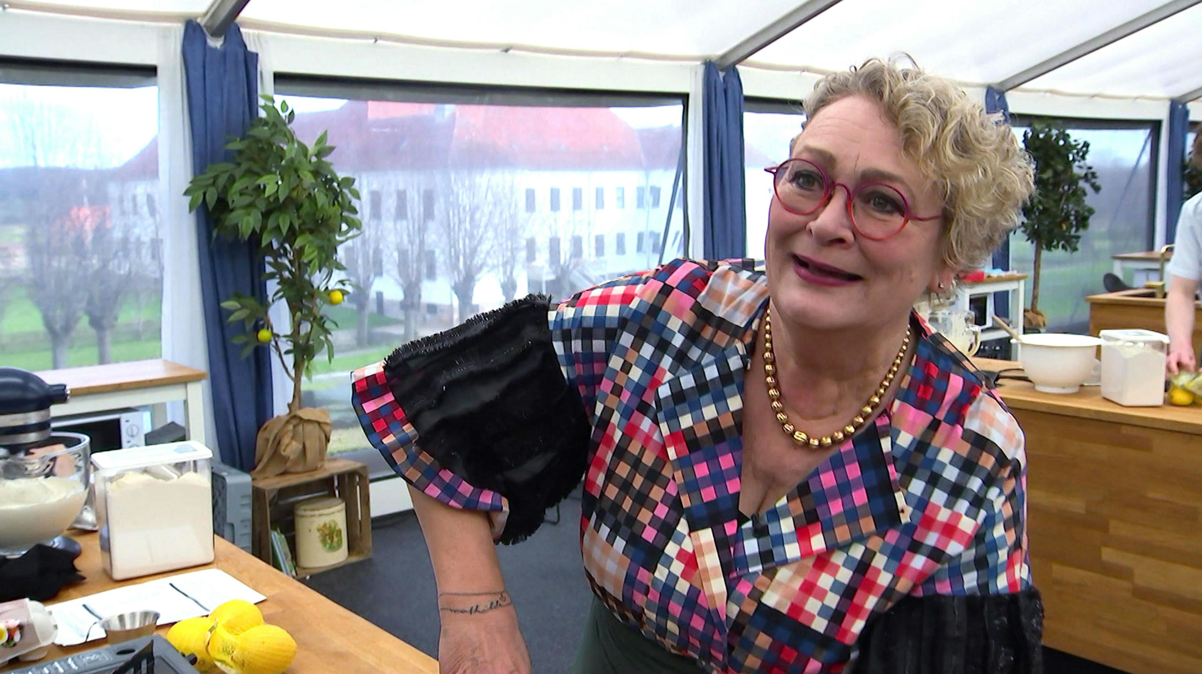 Pernille Bulskov blev ringet op midt i optagelserne: Hendes datter var syg og blevet indlagt. 