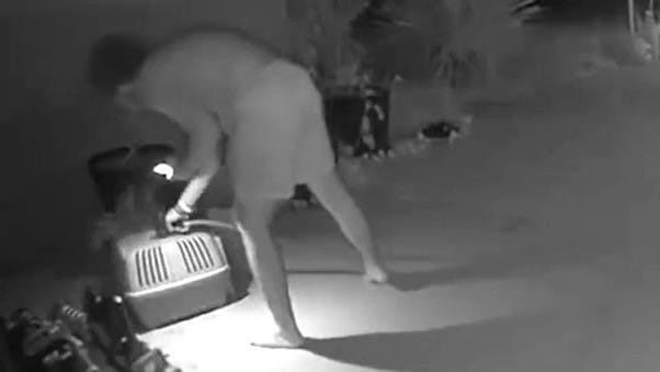 Her ses 18-årige Kieran McKinney, imens han angiveligt waterboarder en kat.