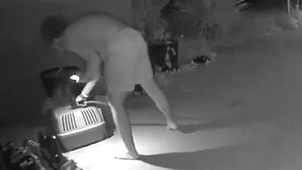 Her ses 18-årige Kieran McKinney, imens han angiveligt waterboarder en kat.