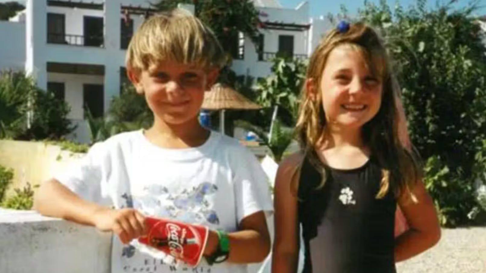 En brud ved navn Heidi opdagede til sin store overraskelse, at hun første gang mødte sit livs udkårne, da hun var bare seks år gammel. Heidi og Ed havde således mødt hinanden på en familieferie.