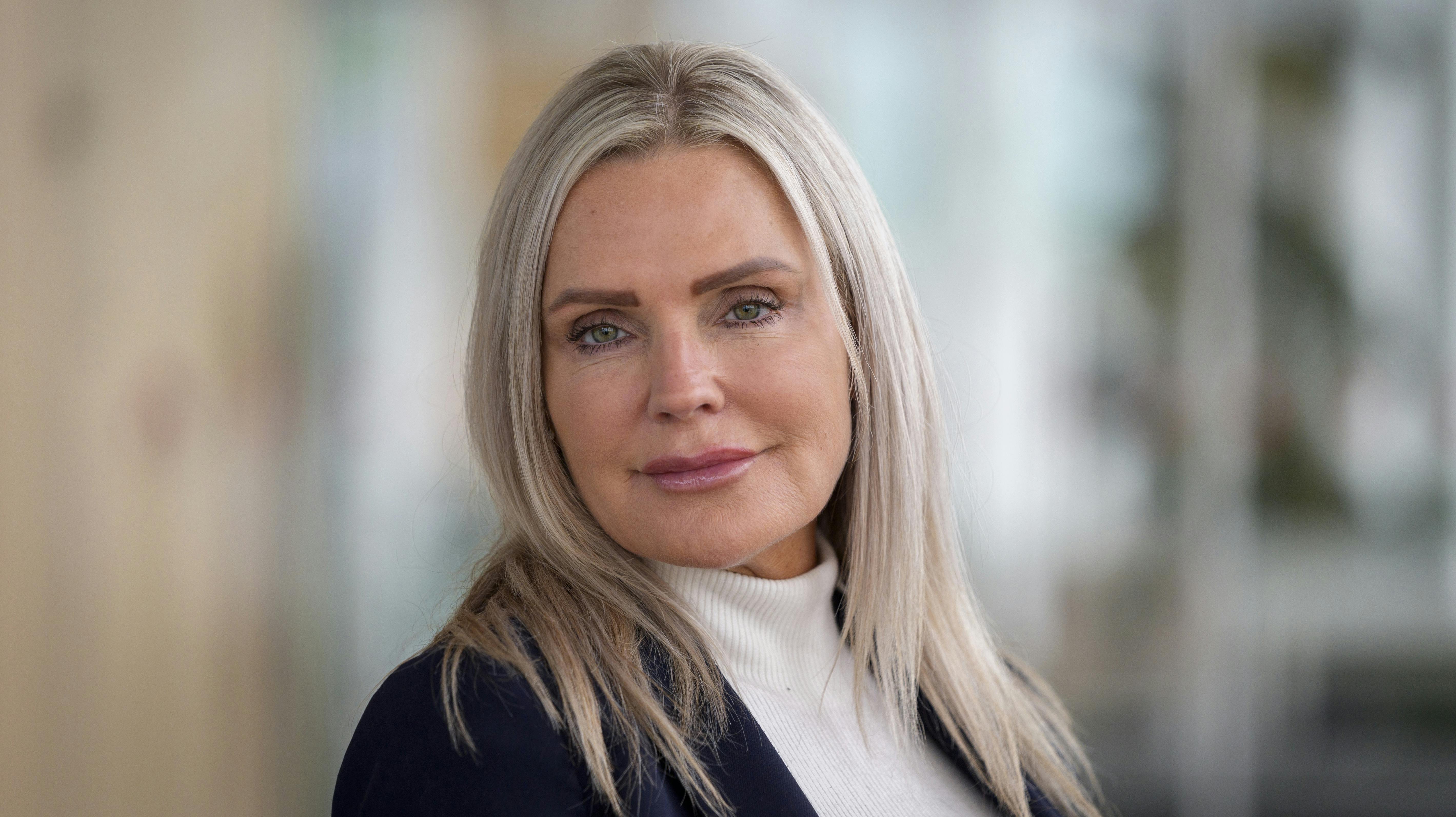 Janni Ree ønsker Karsten tillykke med kærligheden.
