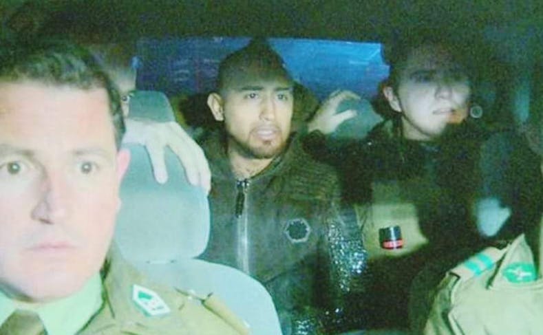 Her ses Arturo Vidal på bagsædet i politibilen sammen med betjente fra Chile.