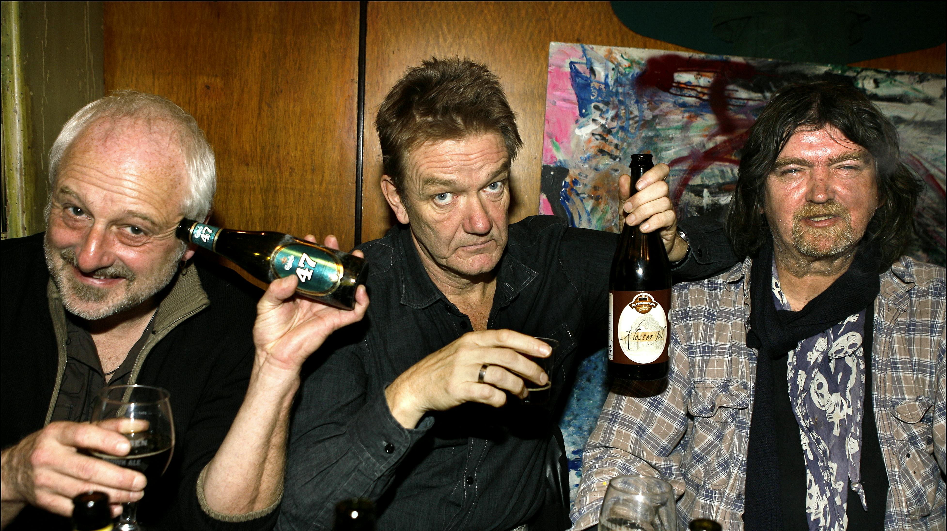 En dybt berørt Lars Lilholt hylder og mindes nu sin afdøde ven Johnny Madsen, som han havde et helt særligt forhold til. 
