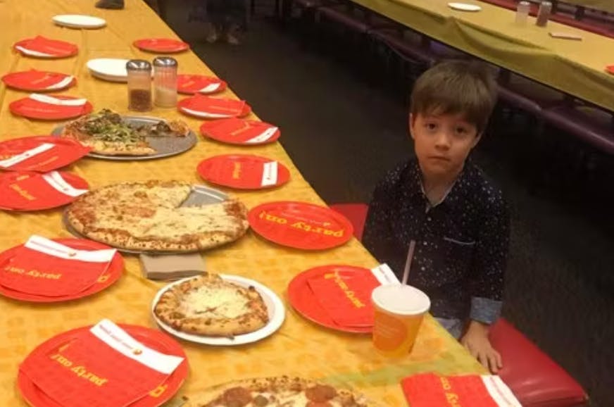 Et hjerteskærende billede viser, hvordan 6-årige Teddy en søndag måtte fejre sin fødselsdag alene, fordi ingen fra klassen dukkede op.