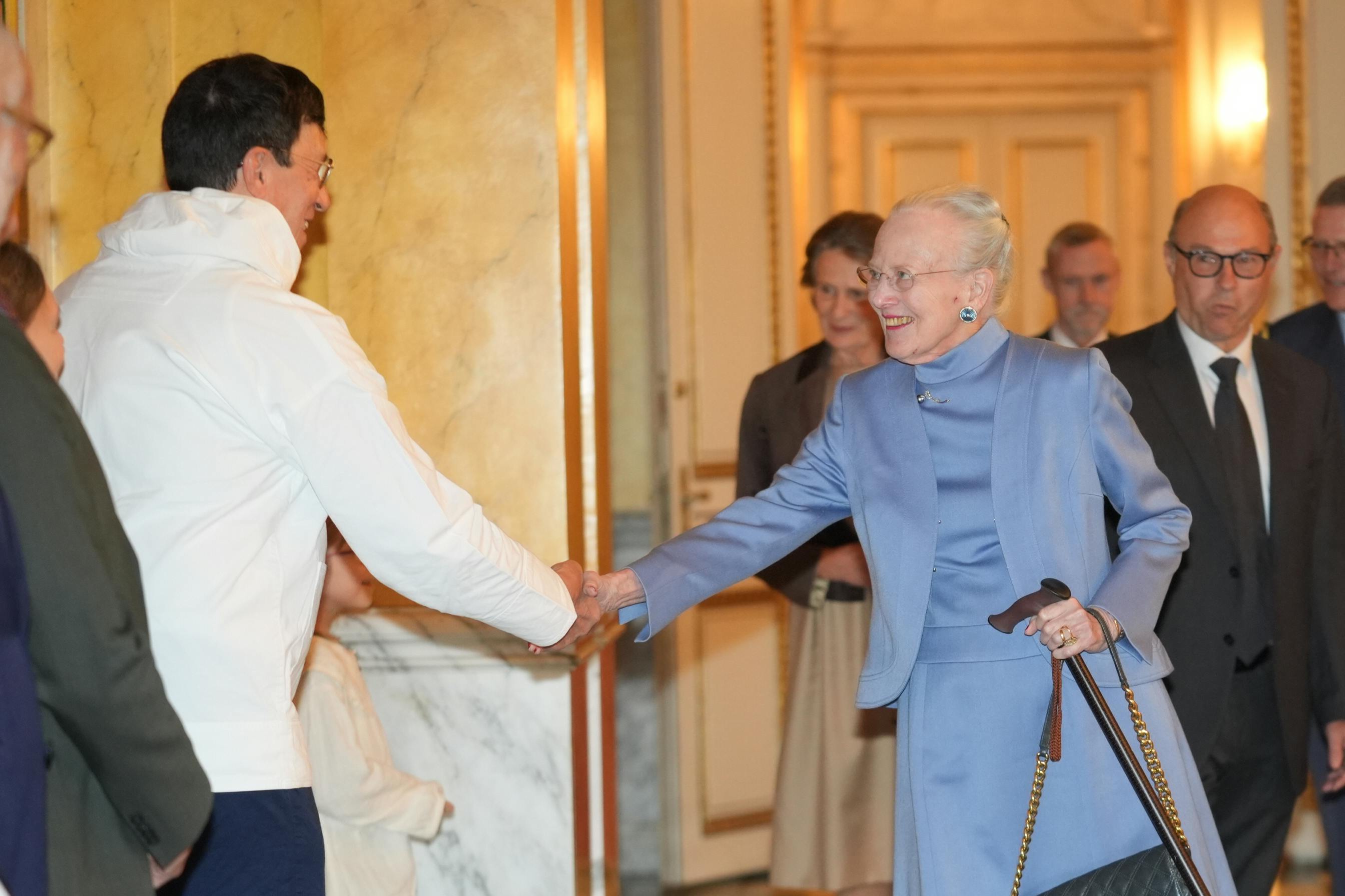 Efter faldet: Dronning Margrethe på sin første opgave