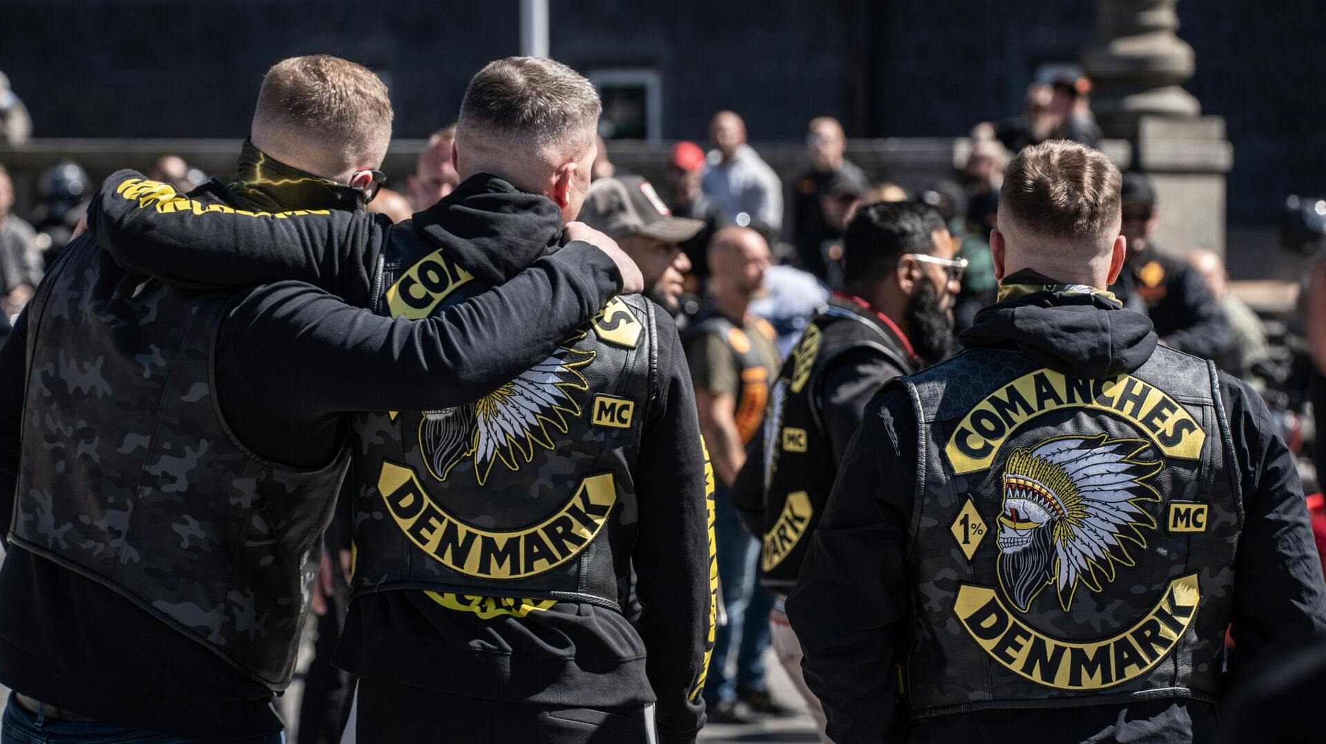 Danske medlemmer af rockerklubben Comanches arm i arm på Rådhuspladsen - snart kan de få selskab af amerikanere, efter de også har åbnet en afdeling i "The land of great". 