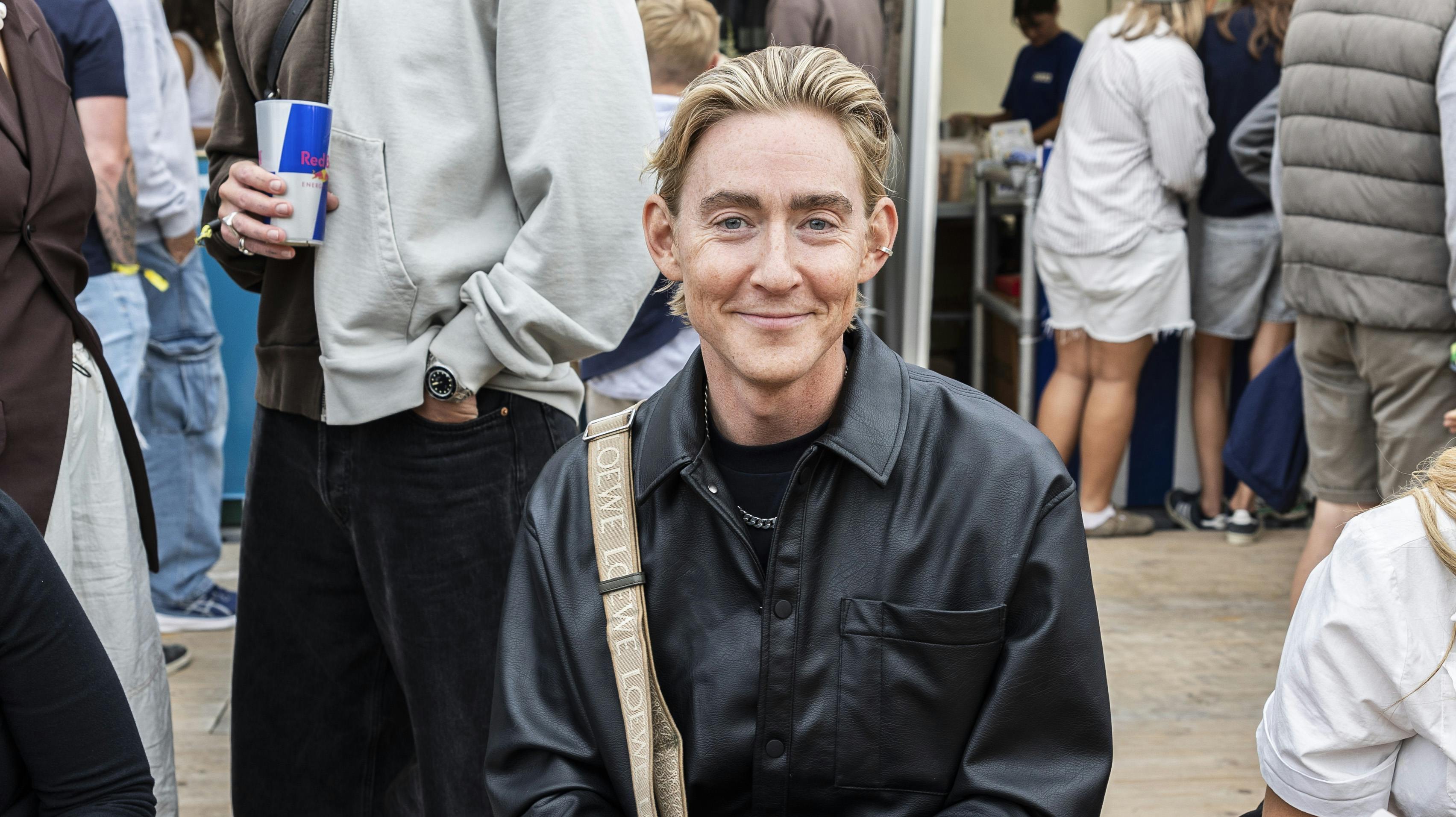 Emil Thorup har taget en kendt markedsføringsteknik - nøgenhed - til sig.