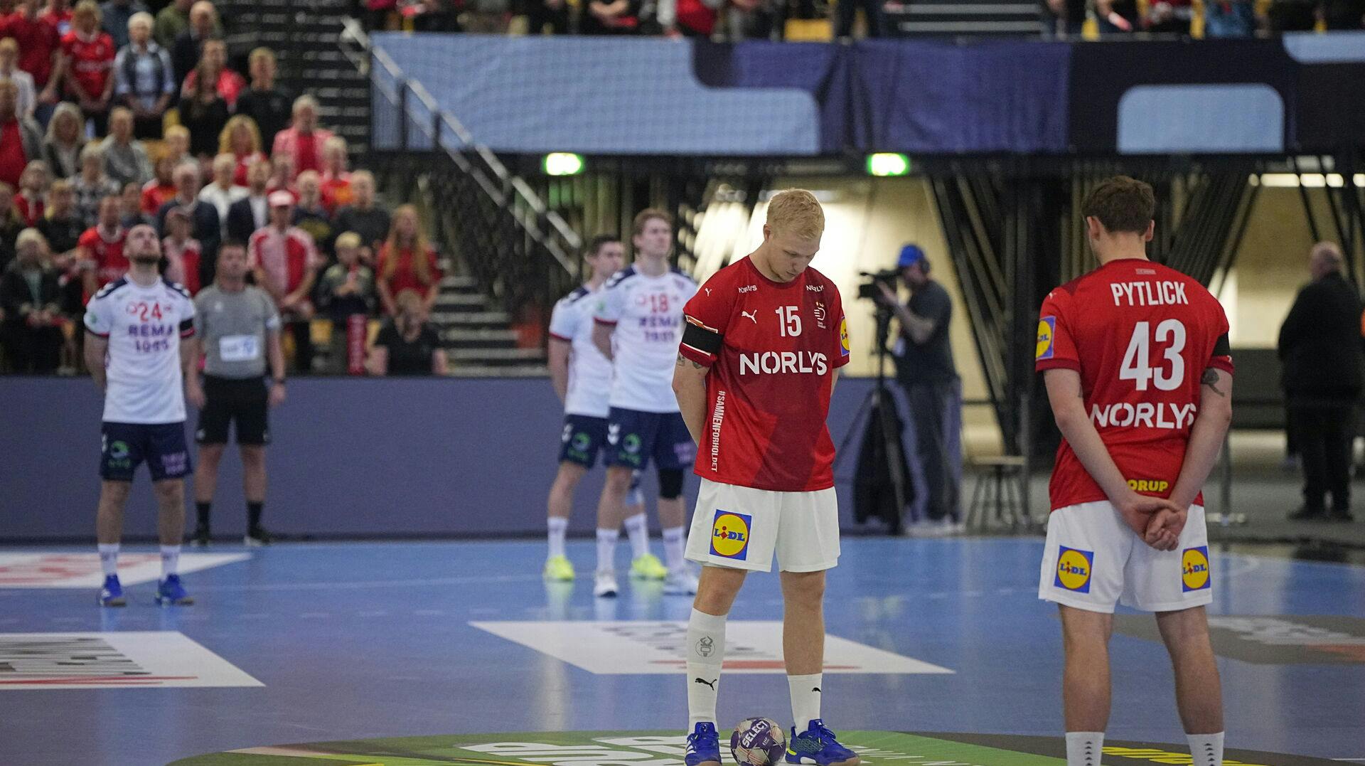 Inden kampen mod Norge blev Morten Stig Christensen og Kai Johannsen hyldet med rørende ord og et minuts stilhed.