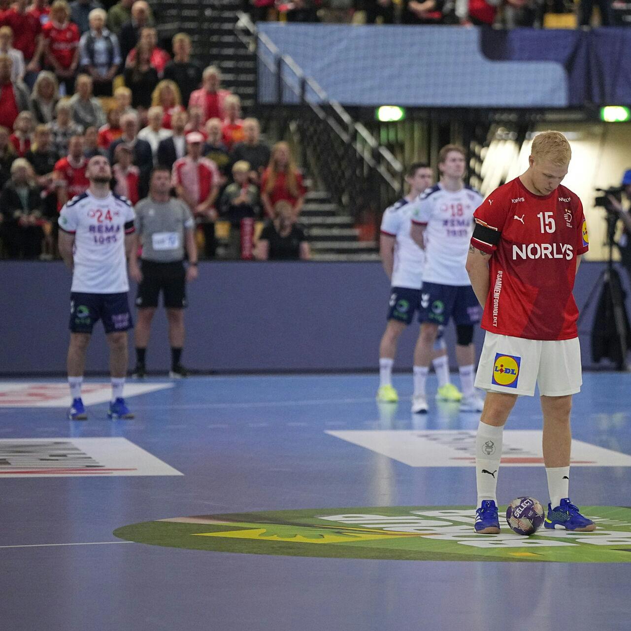 Inden kampen mod Norge blev Morten Stig Christensen og Kai Johannsen hyldet med rørende ord og et minuts stilhed.