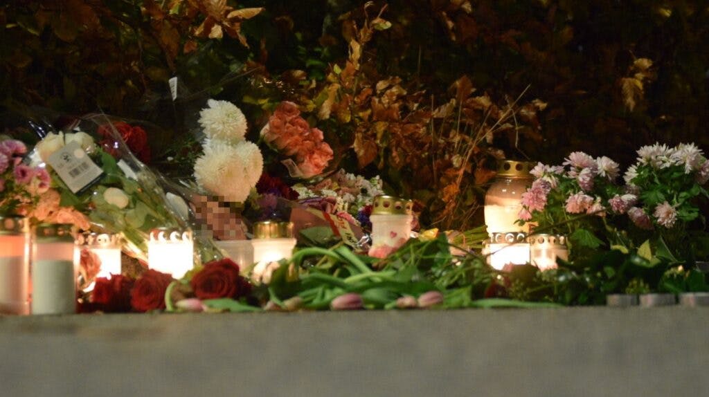 Den 23-årige blev dræbt af knivstik ved en gymnastiksal i Birkerød - politiet har sigtet flere mænd i drabssagen.