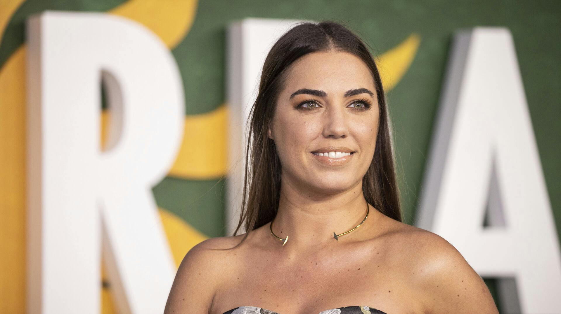 Amber Le Bon, datter af Duran Duran-stjernen Simon Le Bon, skal være mor for første gang. Det afslører hun på Instagram. Der er dog stadig stor mystik om, hvem der er Ambers nye kæreste.