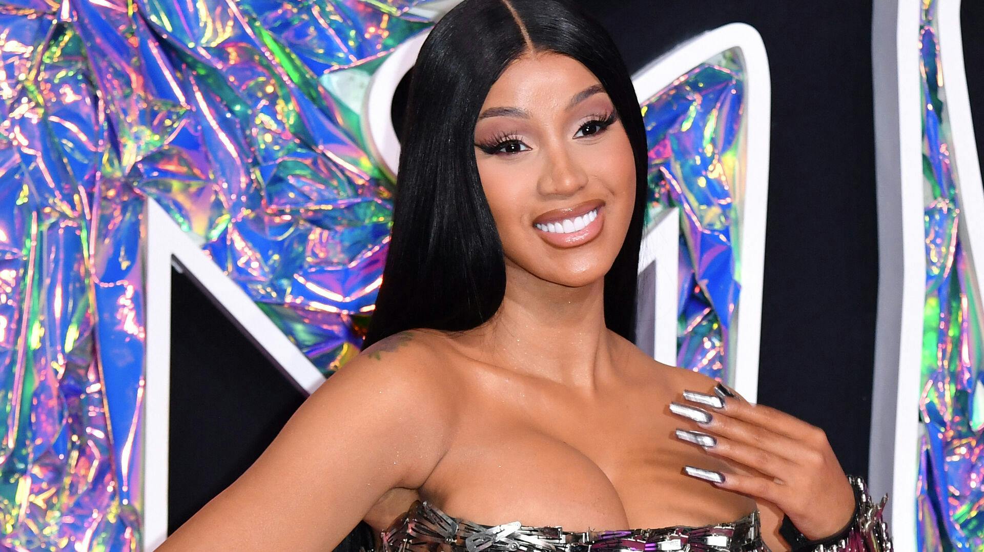 Cardi B prøvede at holde datterens navn hemmeligt. Men på en video på Instagram kommer WAP-stjernen til at vise lidt for meget frem af et diamantarmbånd, hvor datterens navn er skrevet ind i diamanter.