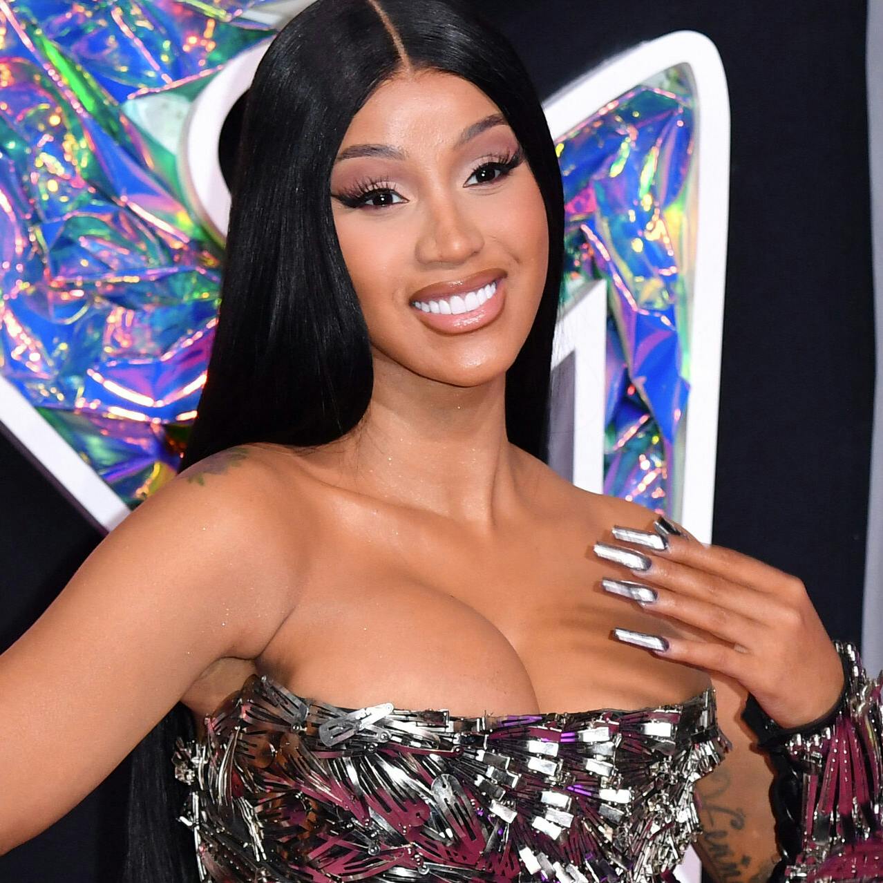 Cardi B prøvede at holde datterens navn hemmeligt. Men på en video på Instagram kommer WAP-stjernen til at vise lidt for meget frem af et diamantarmbånd, hvor datterens navn er skrevet ind i diamanter.
