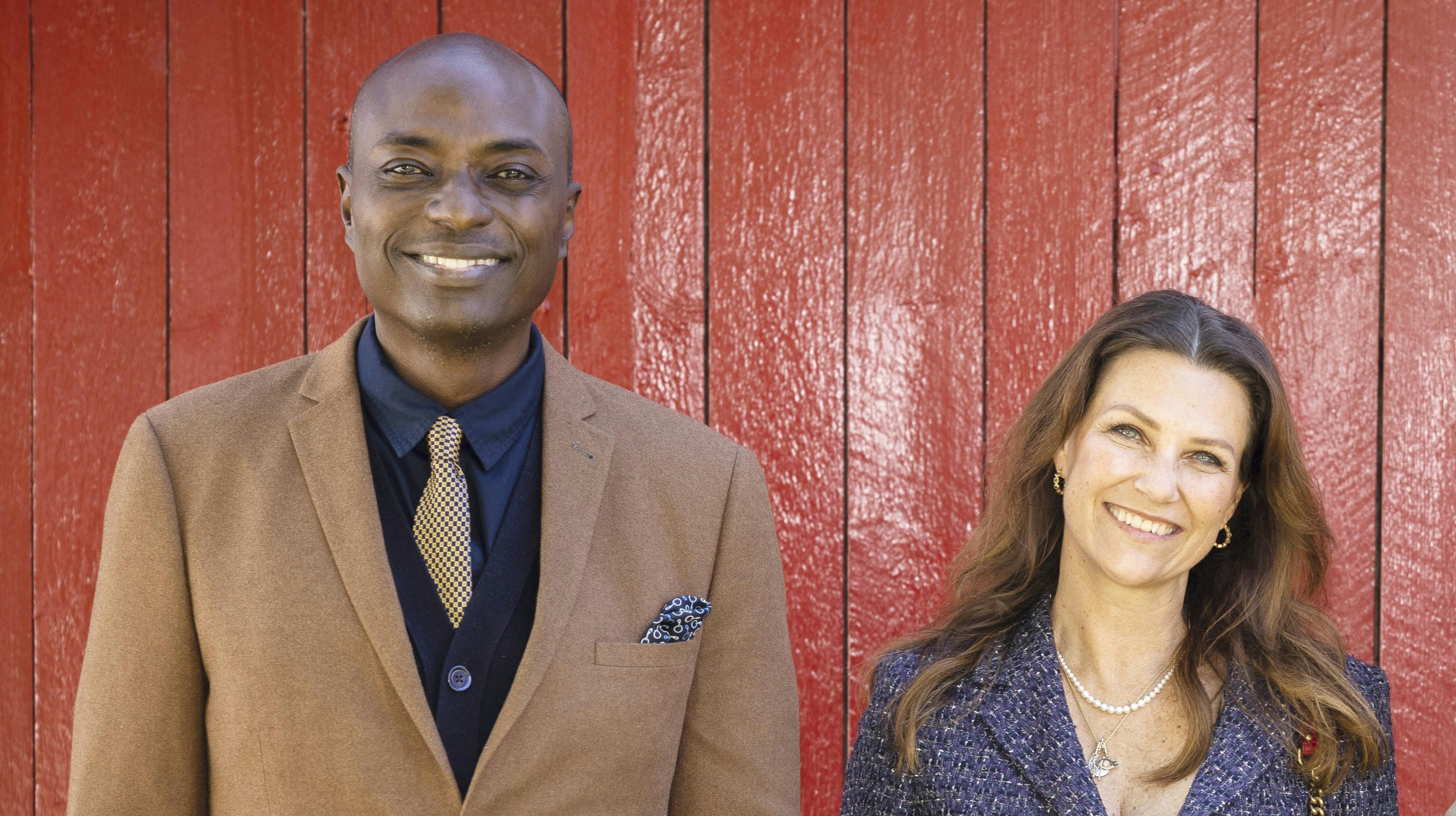 Durek Verrett og prinsesse Märtha Louise er flygtet fra Norge, efter sex-skandalerne er væltet ned over Durek Verrett. Det afslører et øjenvidne, som sad på samme fly som ægteparret.