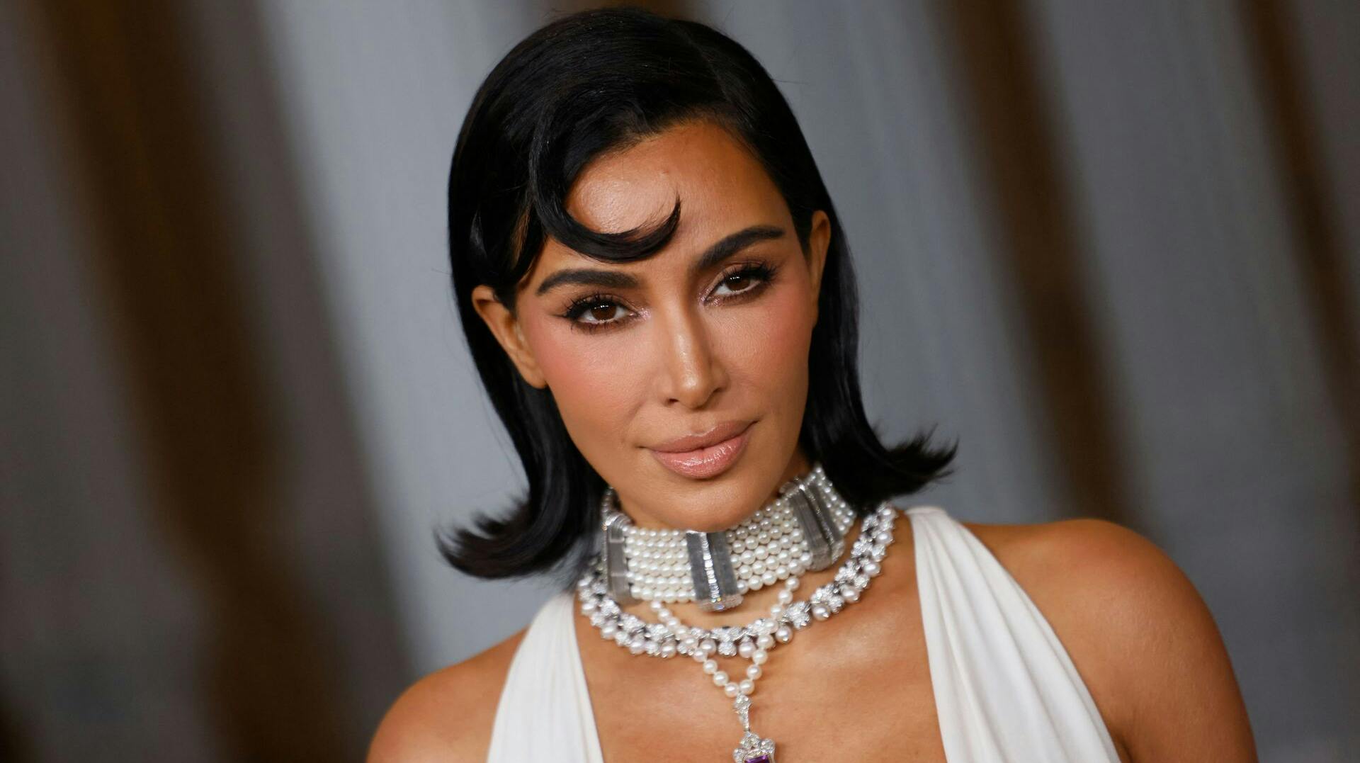 Kim Kardashian har endnu en gang lanceret en opsigtsvækkende kampagne for sit brand SKIMS.