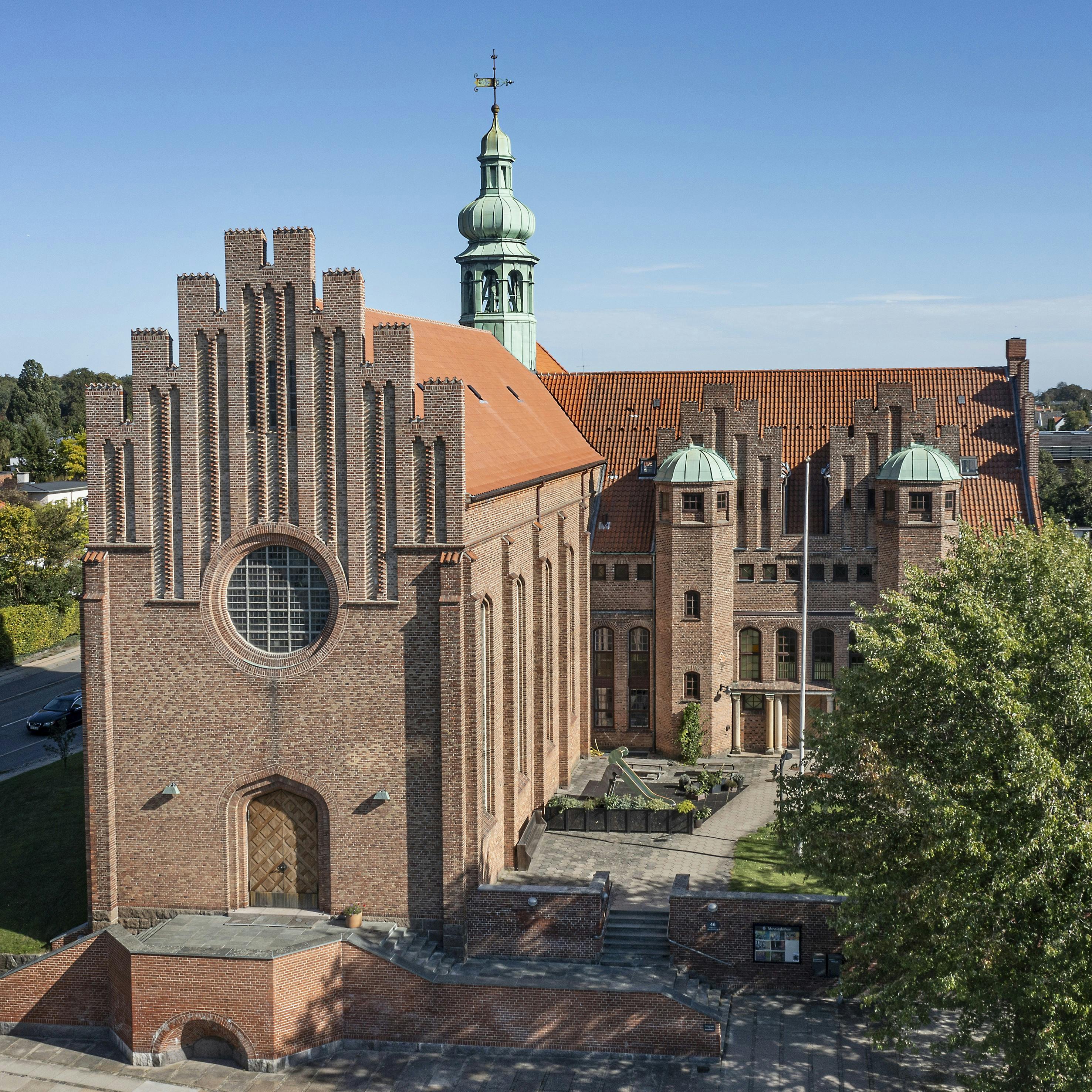 Messiaskirken i Charlottenlund har dannet rammen for mange kendtes store dage.