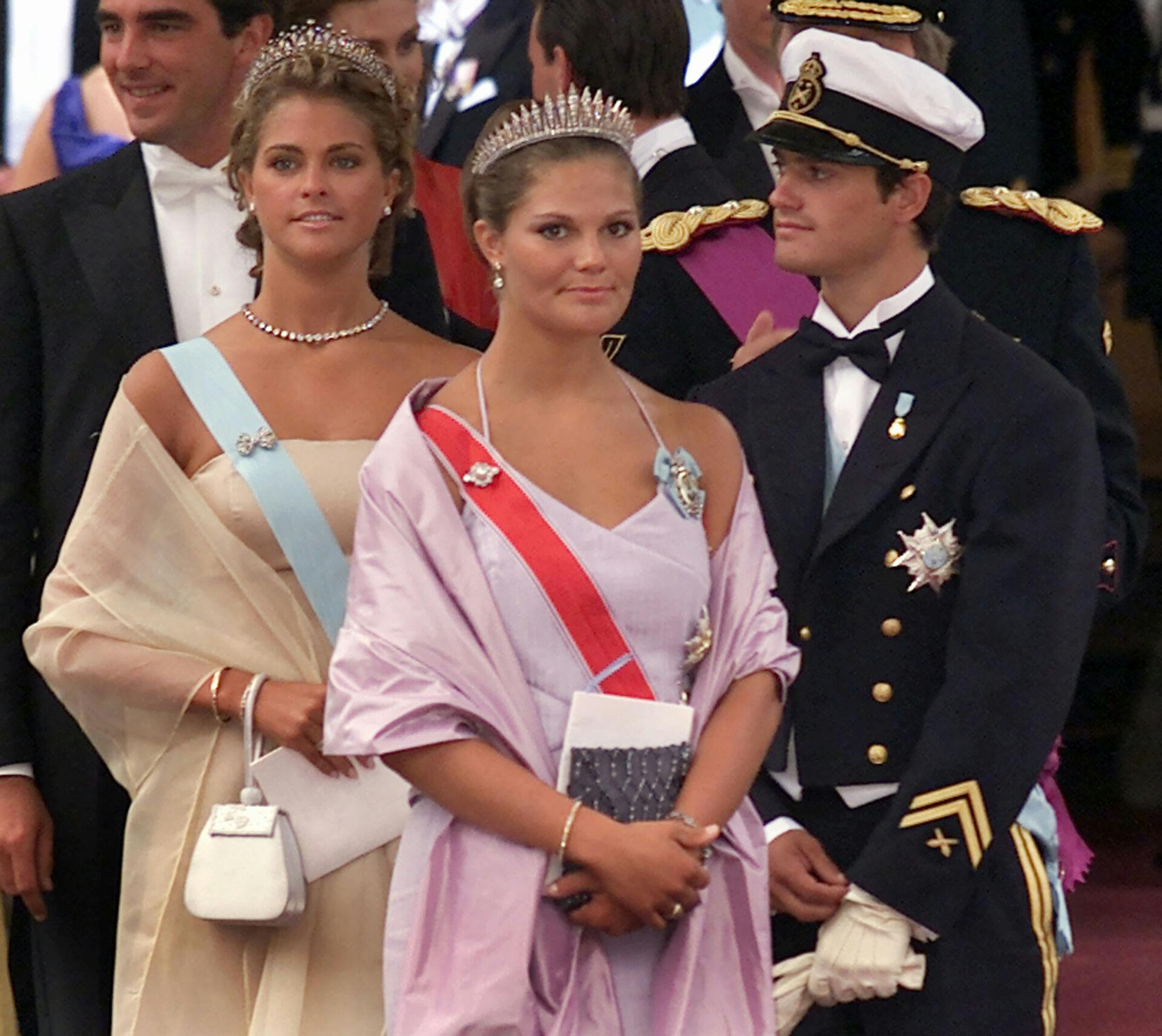 Sweden's Crown Princess Victoria (C), her sister PrincessaKronprinsesse Victoria i 2001 - samme år som hun mødte Daniel. Madeleine (L) and their brother Prince Carl Philip wait for their Limousine outside Oslo Cathedral after the Wedding of Norway's Crown Prince Haakon with Mette-Marit Tjessem Hoiby August 25, 2001. REUTERS/Christian Charisius