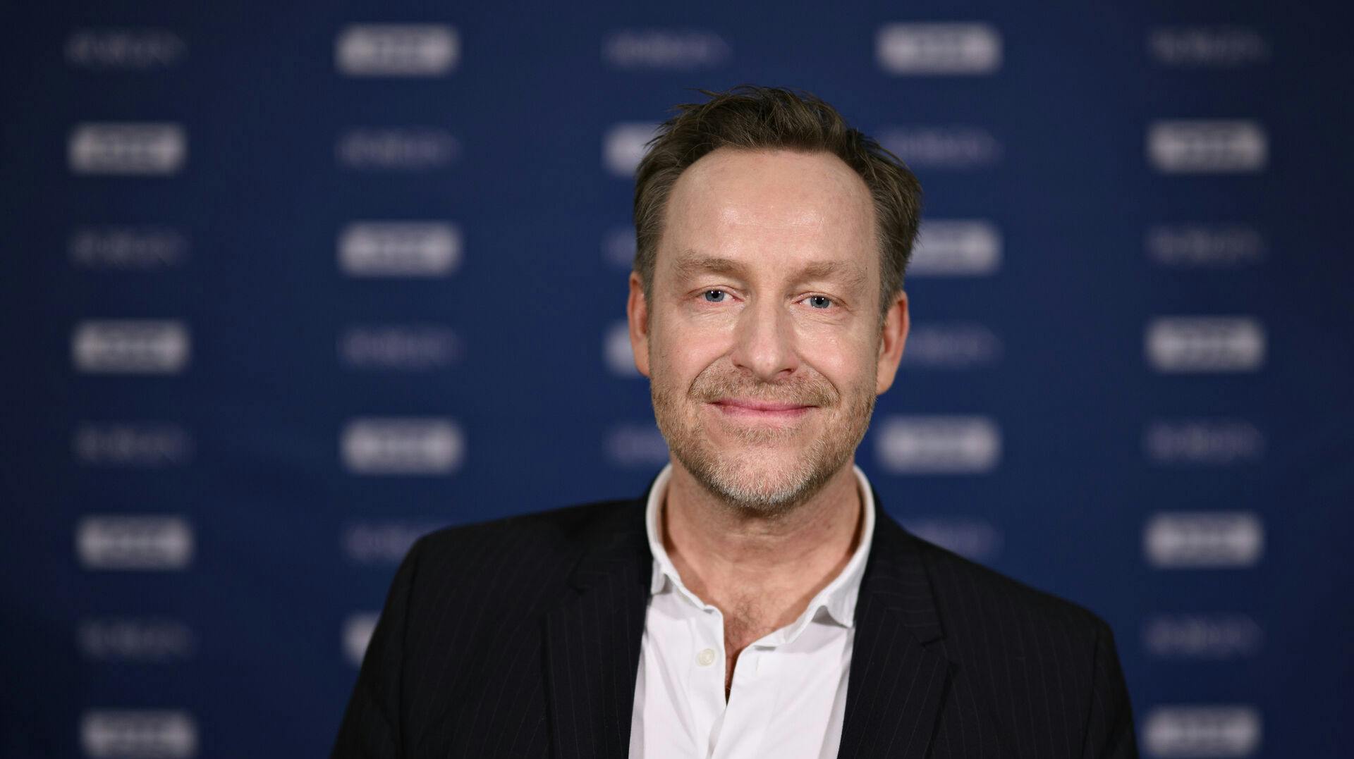 Adam Price bekræfter, at der var utroskab i forholdet med Katherine Diez.