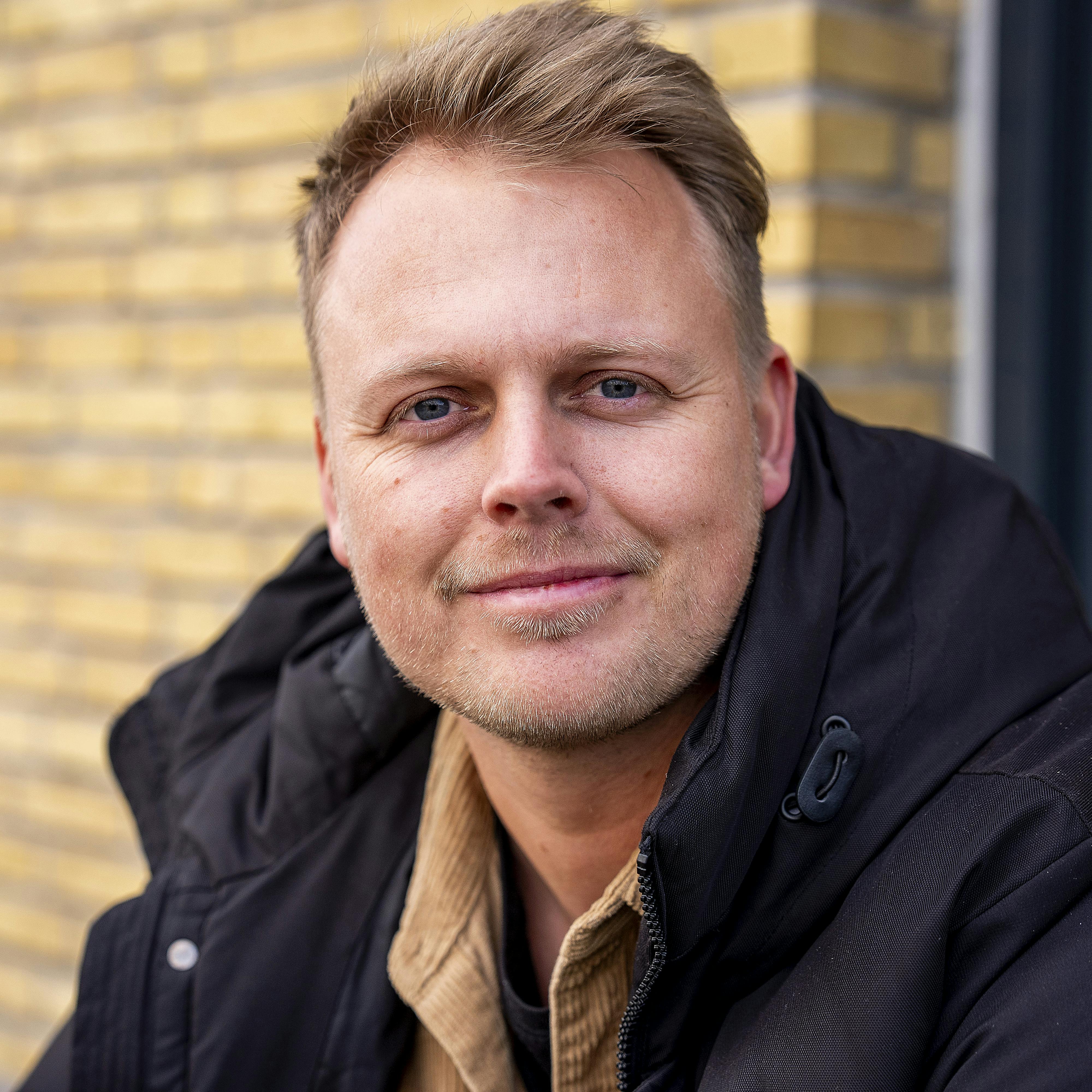 Interview med Benjamin fra ”Kærlighed hvor kragerne vender”. Vi mødes på hans arbejdsplads – en brandstation, som ligger på Ladegaardsvej 4, 5800 Nyborg.