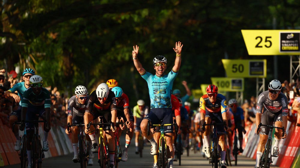 Med fingrene markerede Mark Cavendish, at han i sin karriere nåede 35 etapesejre i Tour de France. -