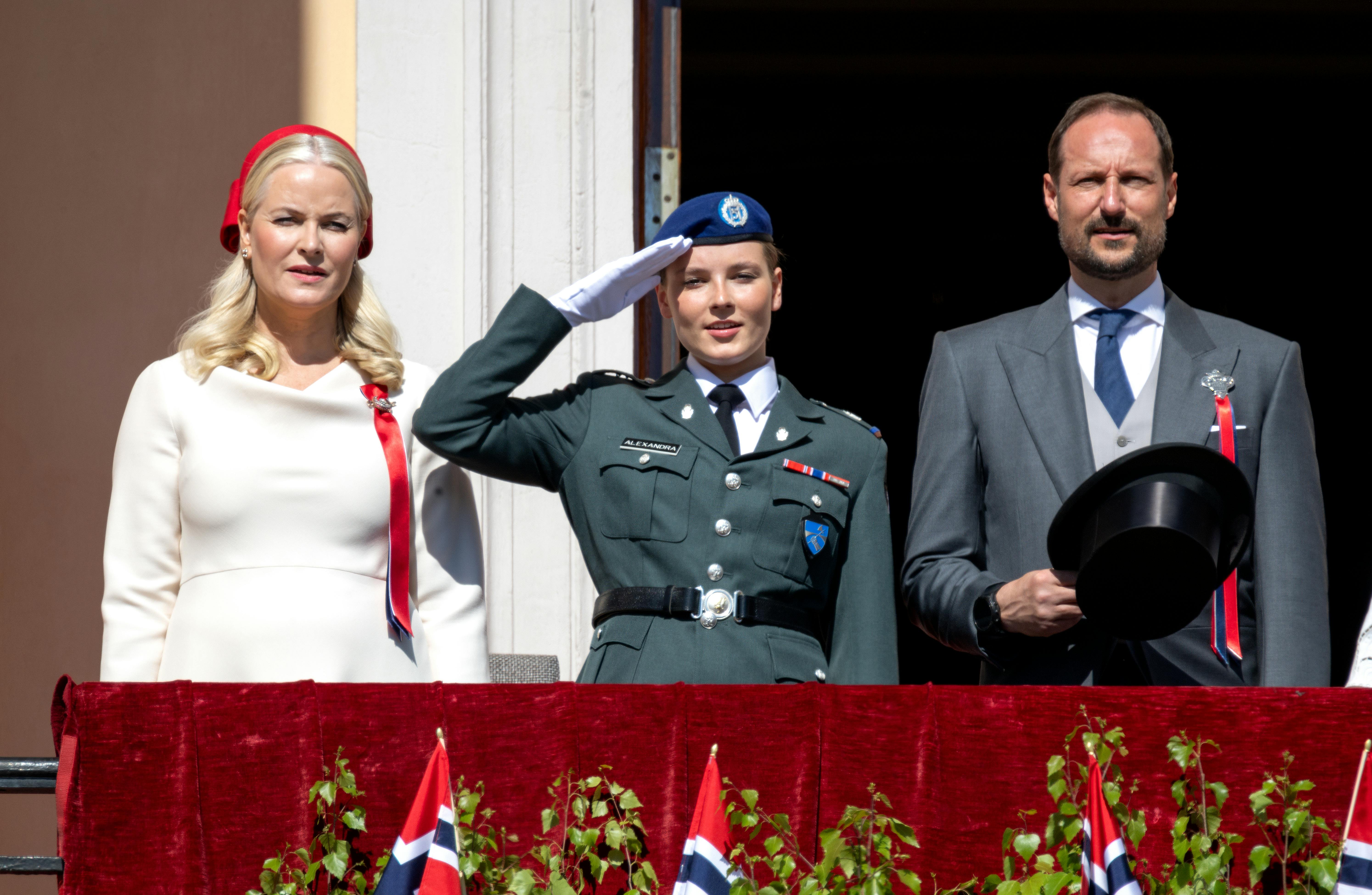 Oslo 17.05.2024 Kongefamilien hilser barnetoget i Oslo fra Slottsbalkongen på Slottet. Kronprinsesse Mette-Marit, prinsesse Ingrid Alexandra, kronprins Haakon, dronning Sonja og kong Harald. 