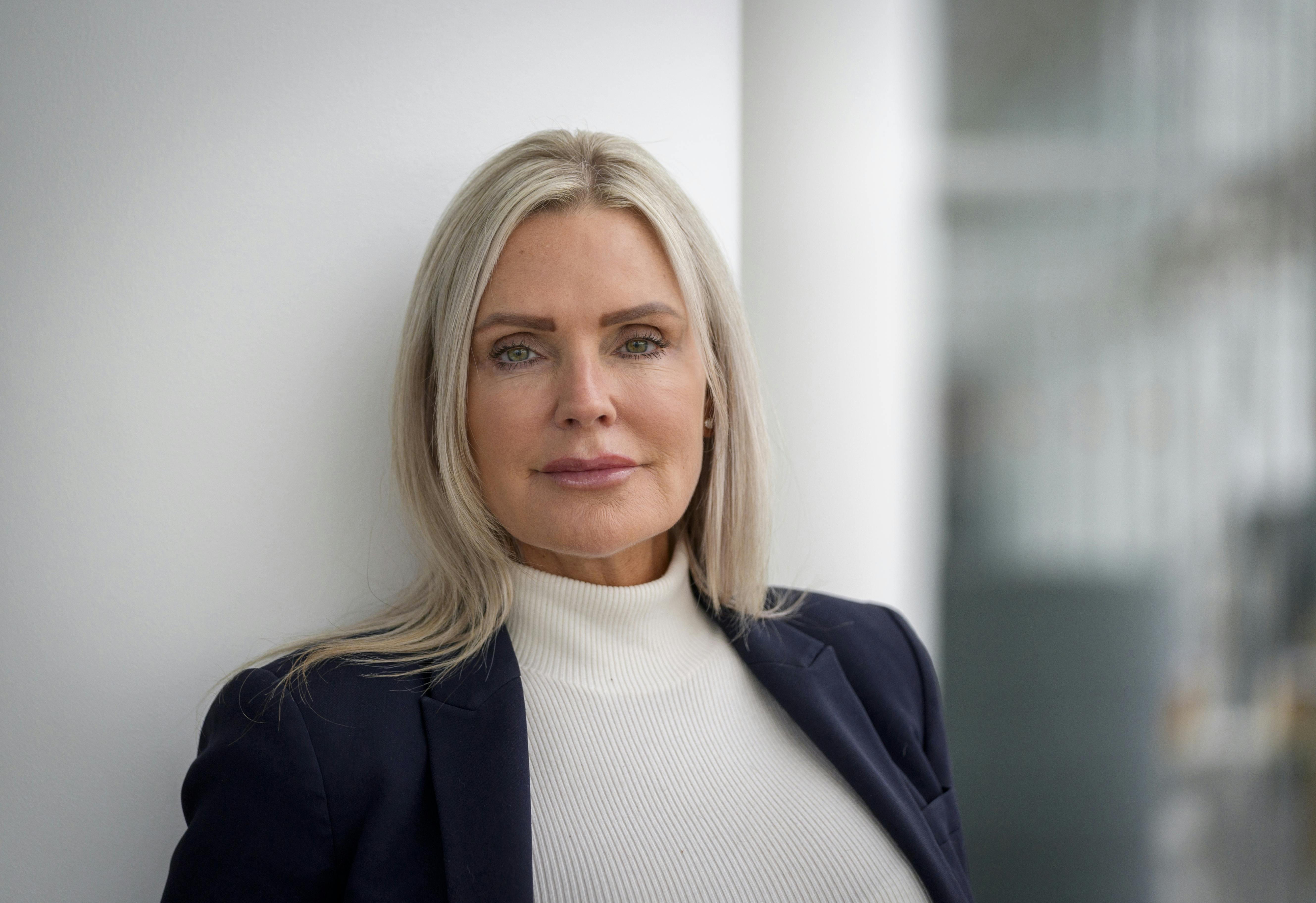 21 oktober 2024. Kl 1230 i AllerhusetJeg optager Sladderministeriet med Janni Ree og Jeppe Stokholm. Jeg vil meget gerne have billeder af parret sammen, både glade og seriøse, men også meget gerne hver for sigJournalist: Frederikke StageFotograf: Søren Jul Lamberth