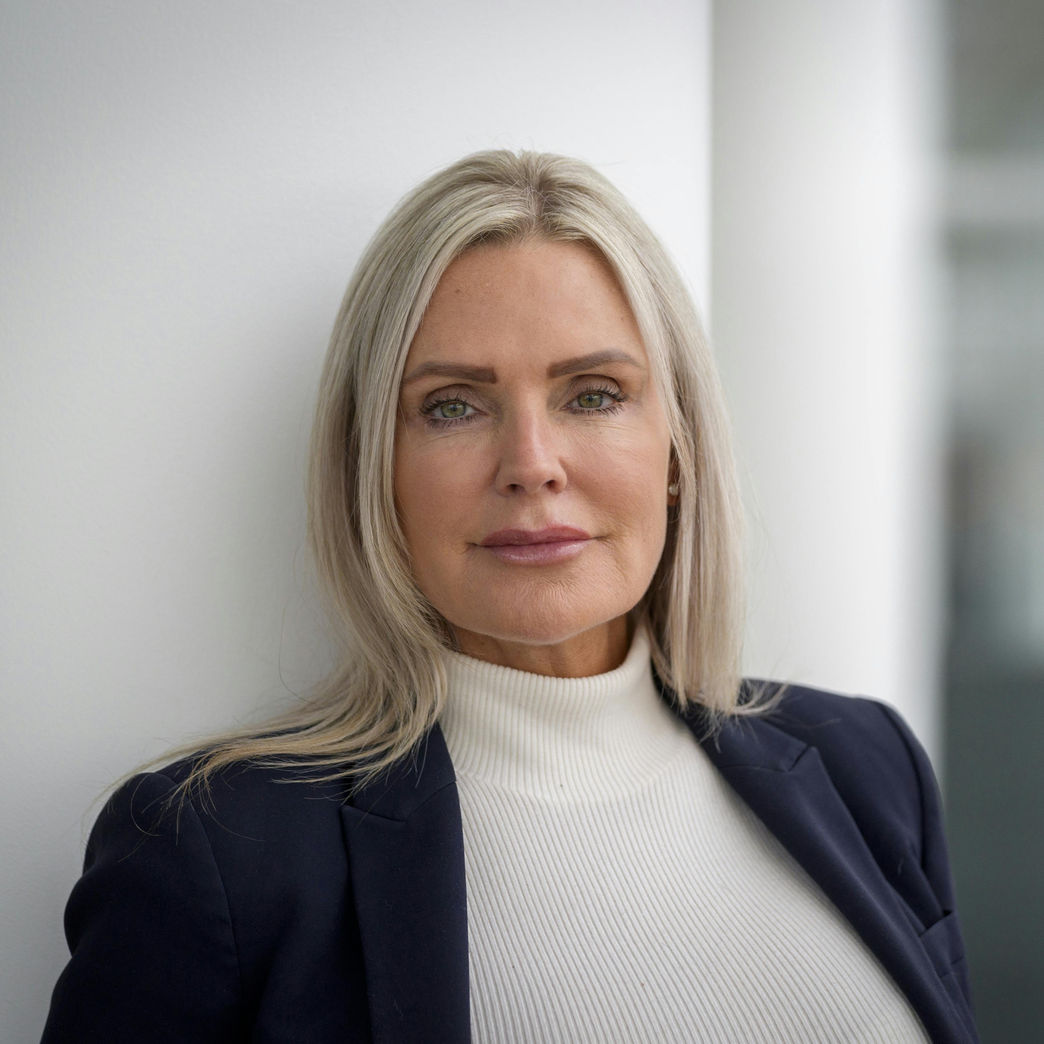 21 oktober 2024. Kl 1230 i AllerhusetJeg optager Sladderministeriet med Janni Ree og Jeppe Stokholm. Jeg vil meget gerne have billeder af parret sammen, både glade og seriøse, men også meget gerne hver for sigJournalist: Frederikke StageFotograf: Søren Jul Lamberth