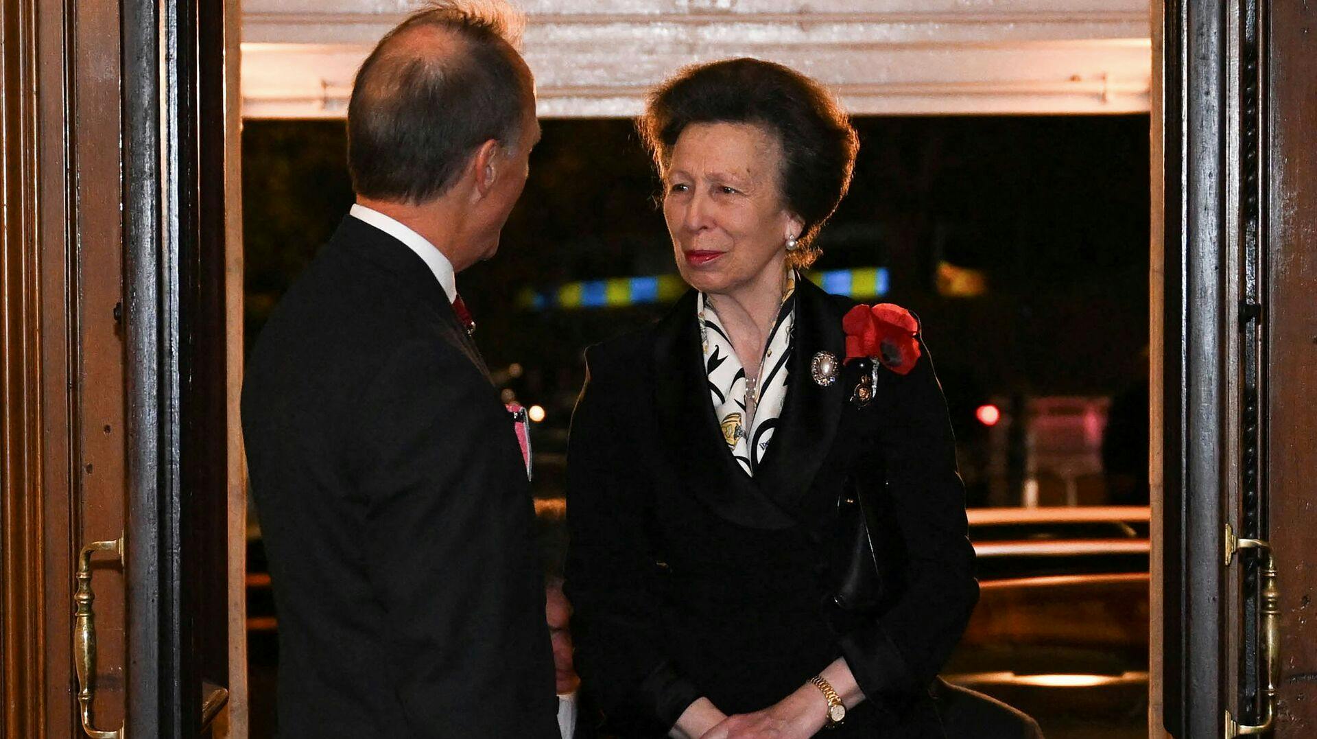 Britiske prinsesse Anne ankom med en noget friskere frisure.