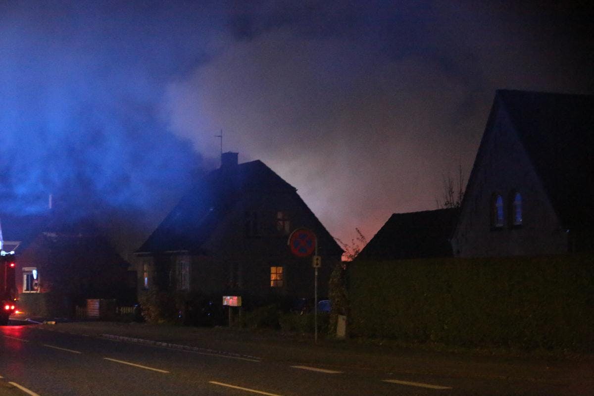 Politiet fik anmeldelsen om branden klokken 02:30 natten til mandag.