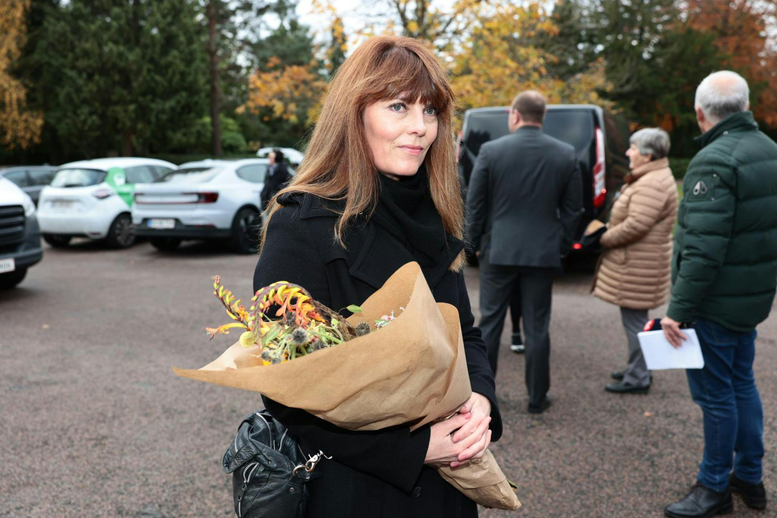 Lærke Winther ankom med blomster til bisættelsen. 