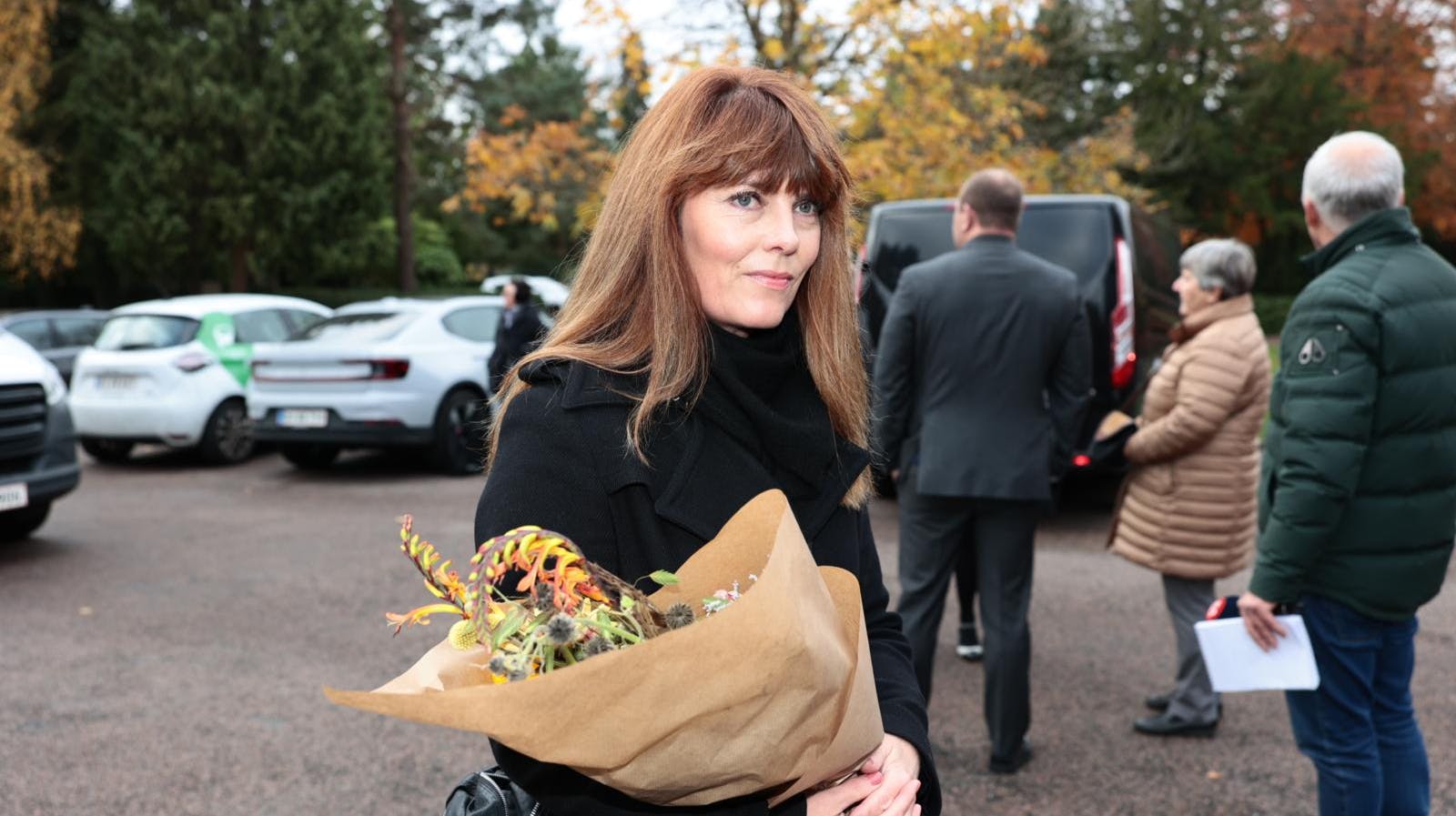 Lærke Winther ankom med blomster til bisættelsen.