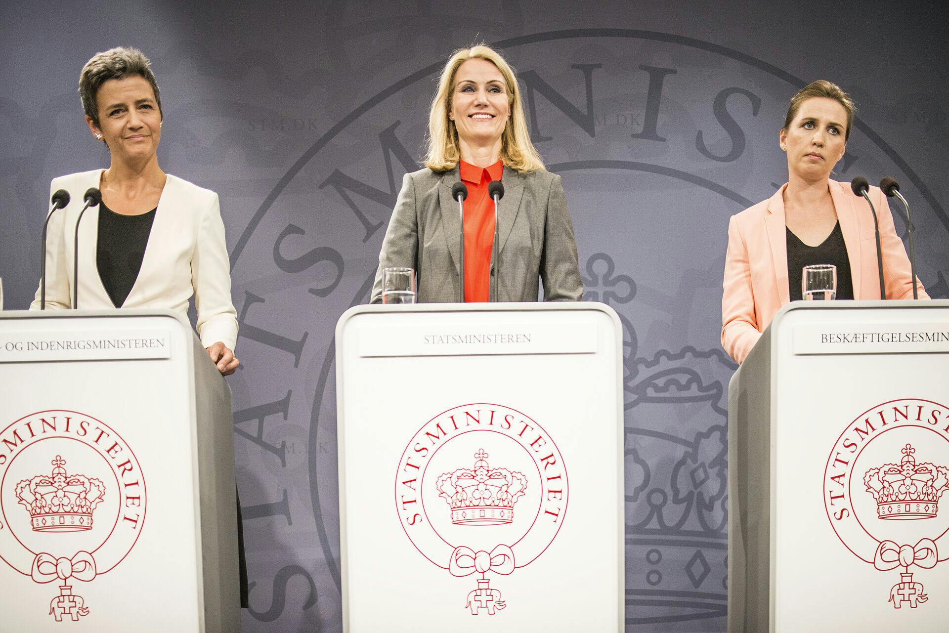 Mette Frederiksen og Margrethe Vestager er blandt de portrætterede kvinder på maleriet, der afsløres tirsdag.