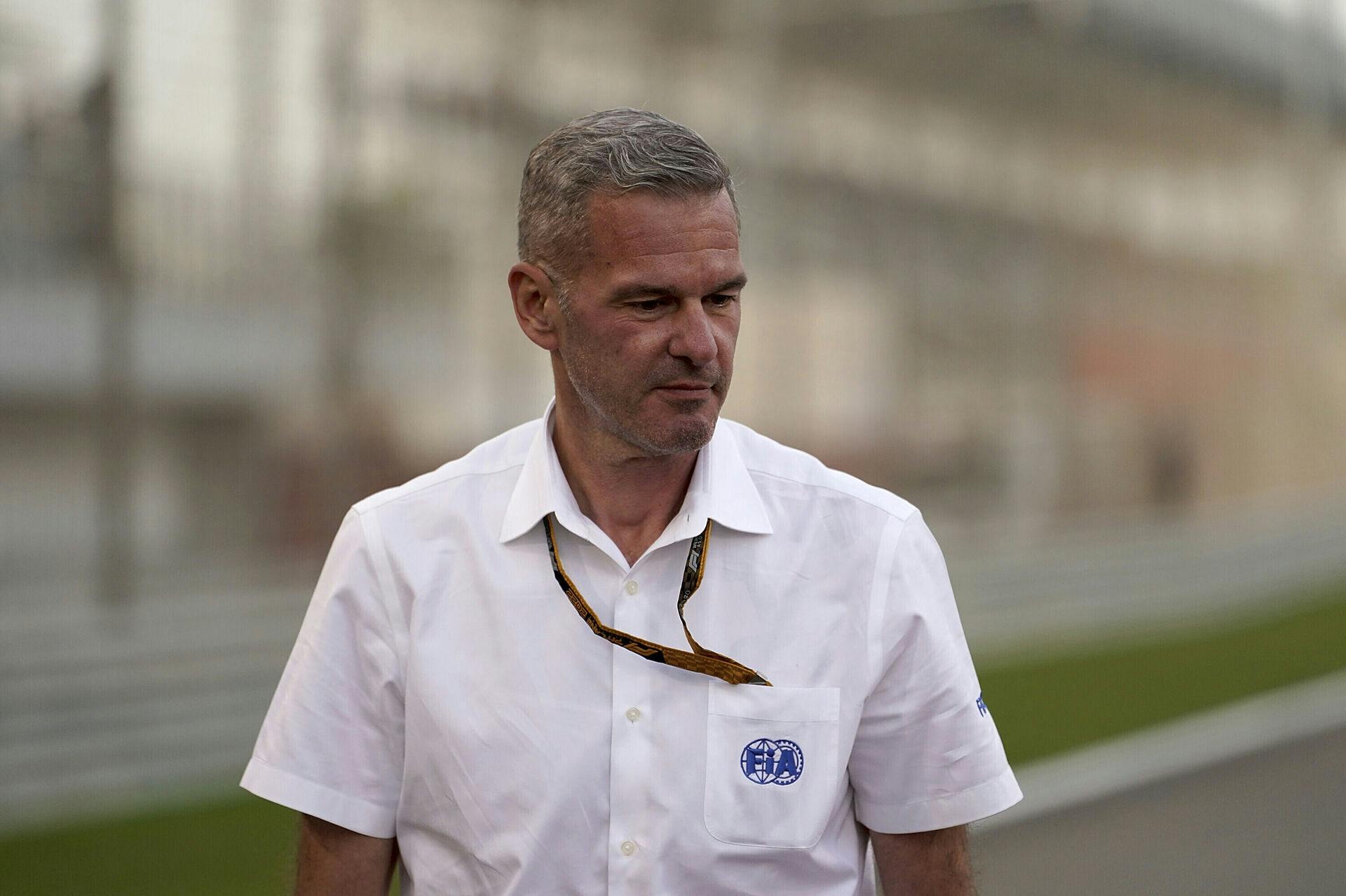Formel 1-løbsdirektør Niels Wittich stopper med øjeblikkelig virkning. Det oplyser Det Internationale Motorsportsforbund i en pressemeddelelse.