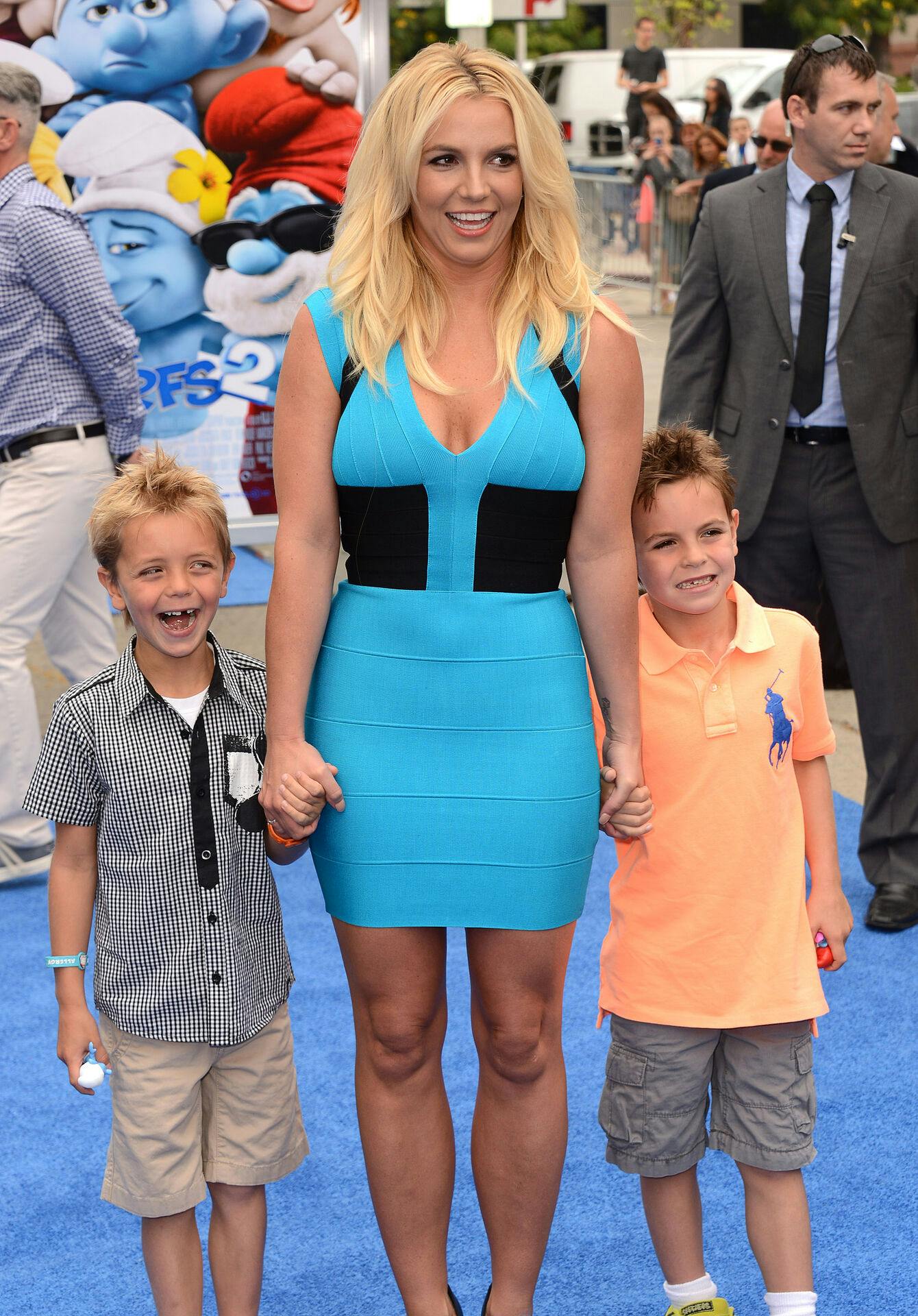 Britney Spears med Sean Preston og Jayden James, da de var betydeligt mindre. Her fotograferet i 2013 til premieren på "Smølferne 2".