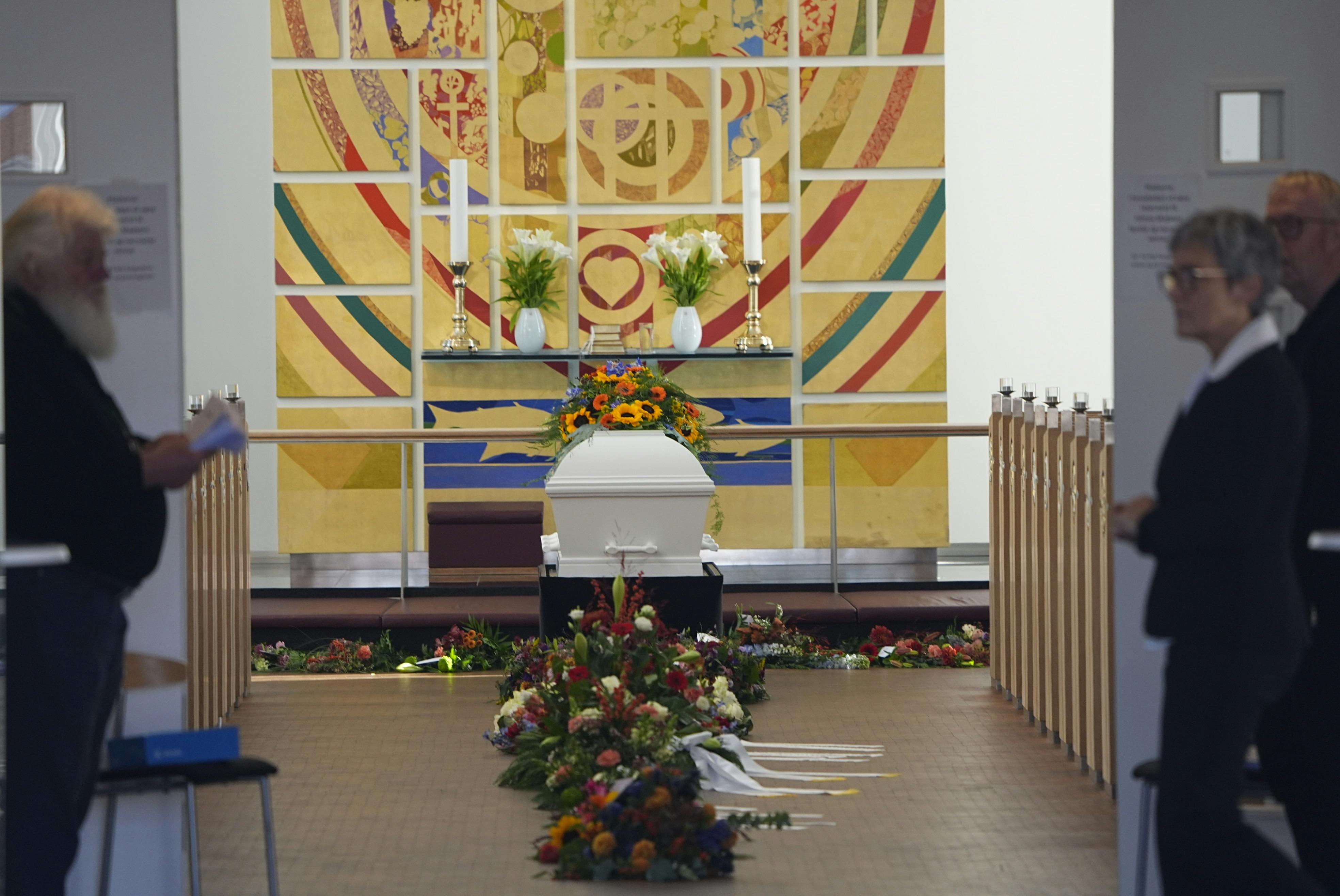 I dag bliver den vestjyske multikunstner Johnny Madsen begravet fra Thyborøn Kirke. Sangeren døde 4. november i en alder af 73 år.